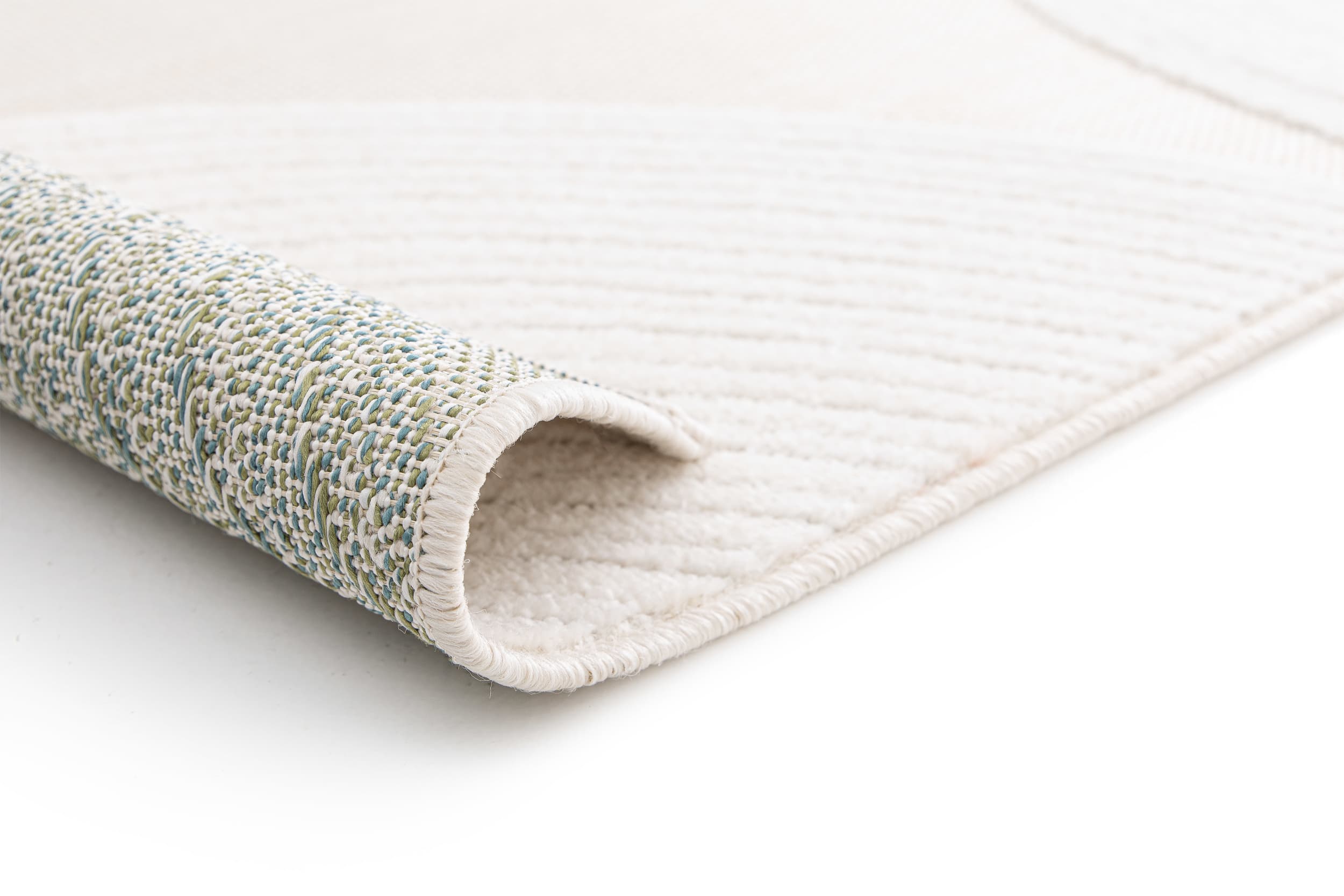 Tapis beige et crème. Densité moyenne, moelleux. Confort apparent. Ambiance chaleureuse