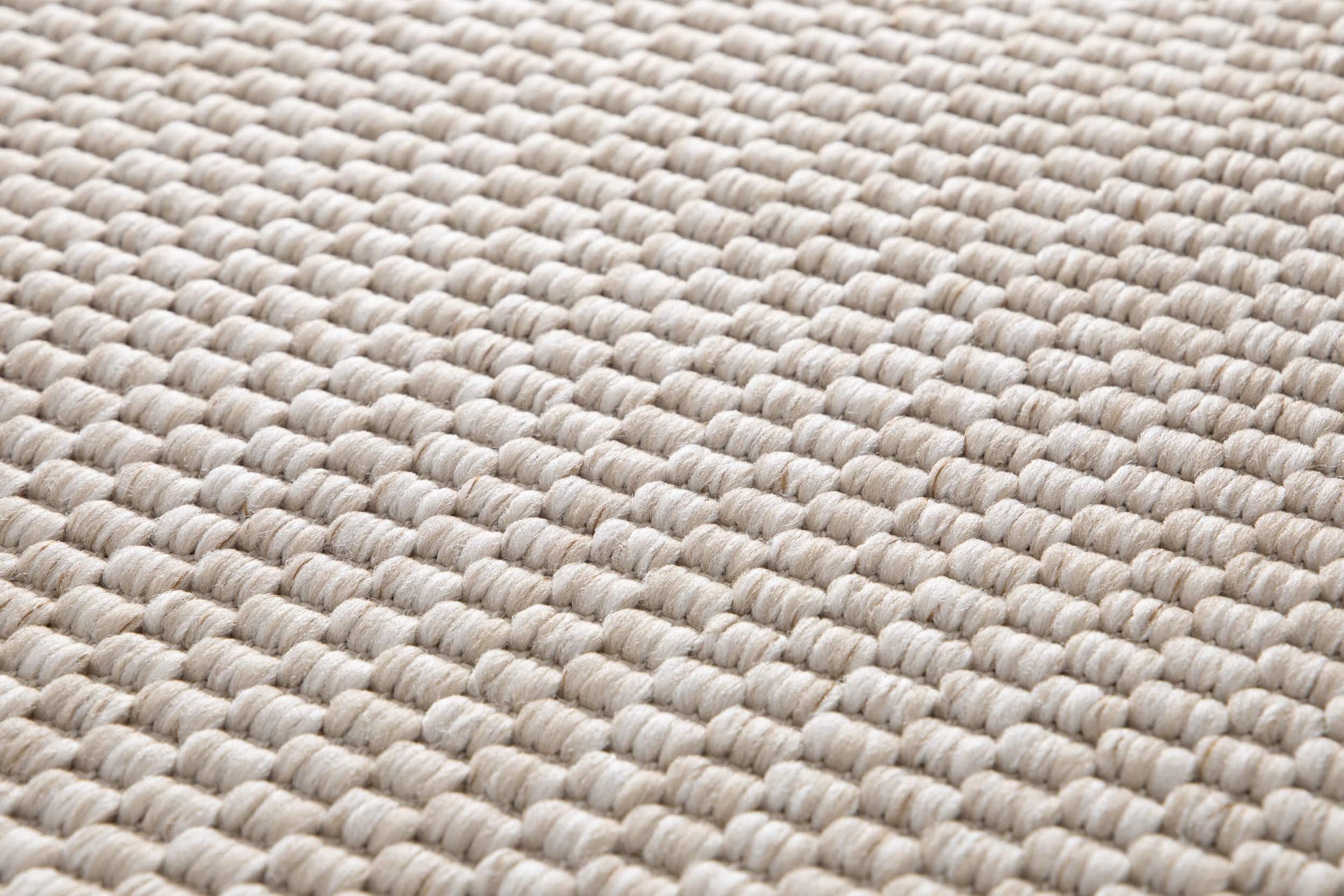Tapis beige, tissage serré, relief texturé en diagonale, aspect tactile et doux