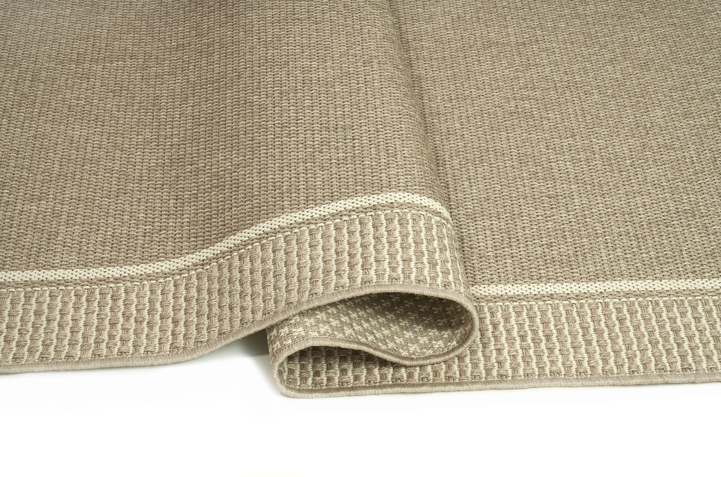 Tapis rectangulaire beige et sable. Densité moyenne, texture tissée, confort visuel. Ambiance chaleureuse et simple