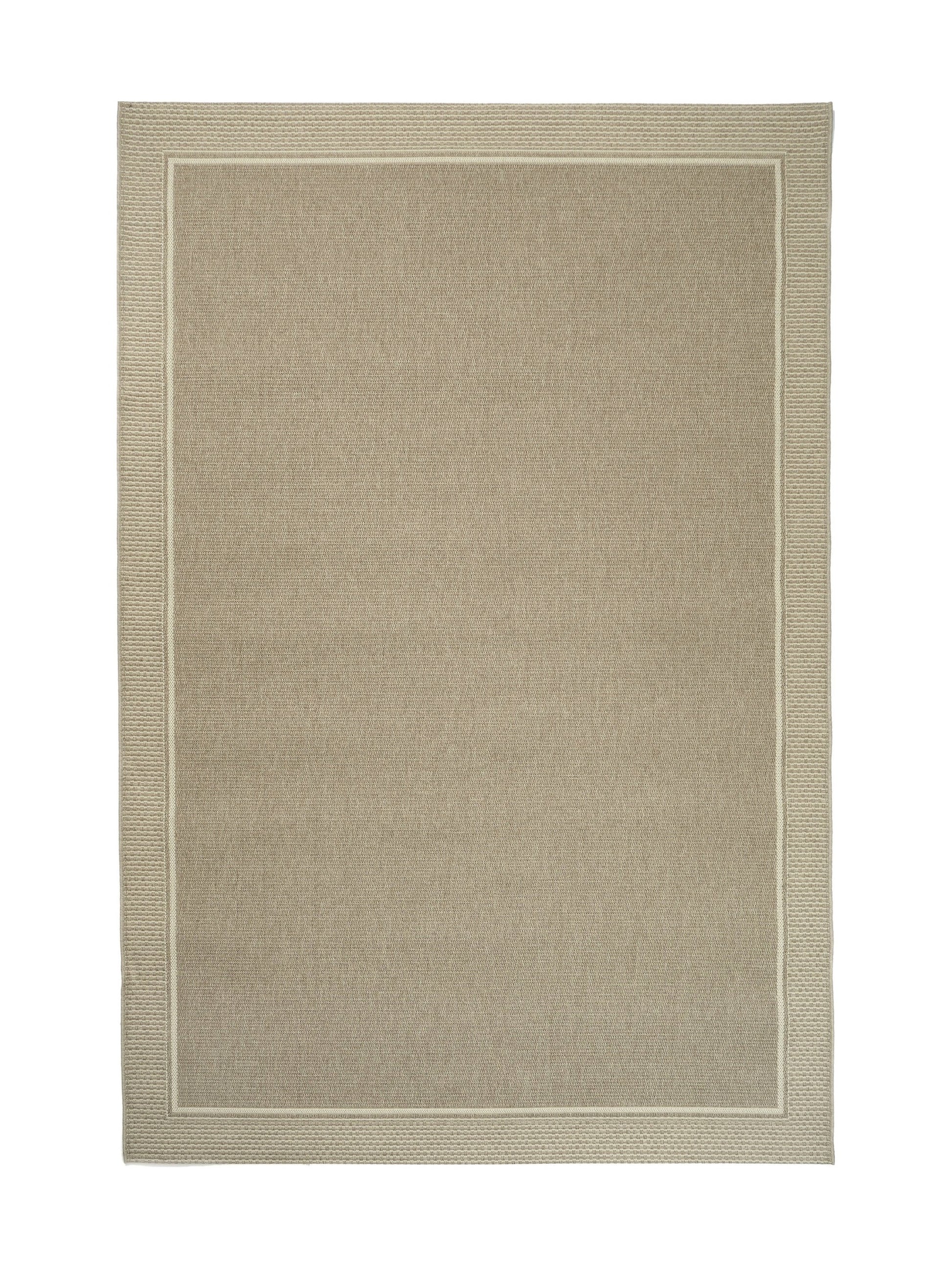 Tapis rectangulaire beige et sable avec un motif tissé et une bordure claire, ambiance neutre