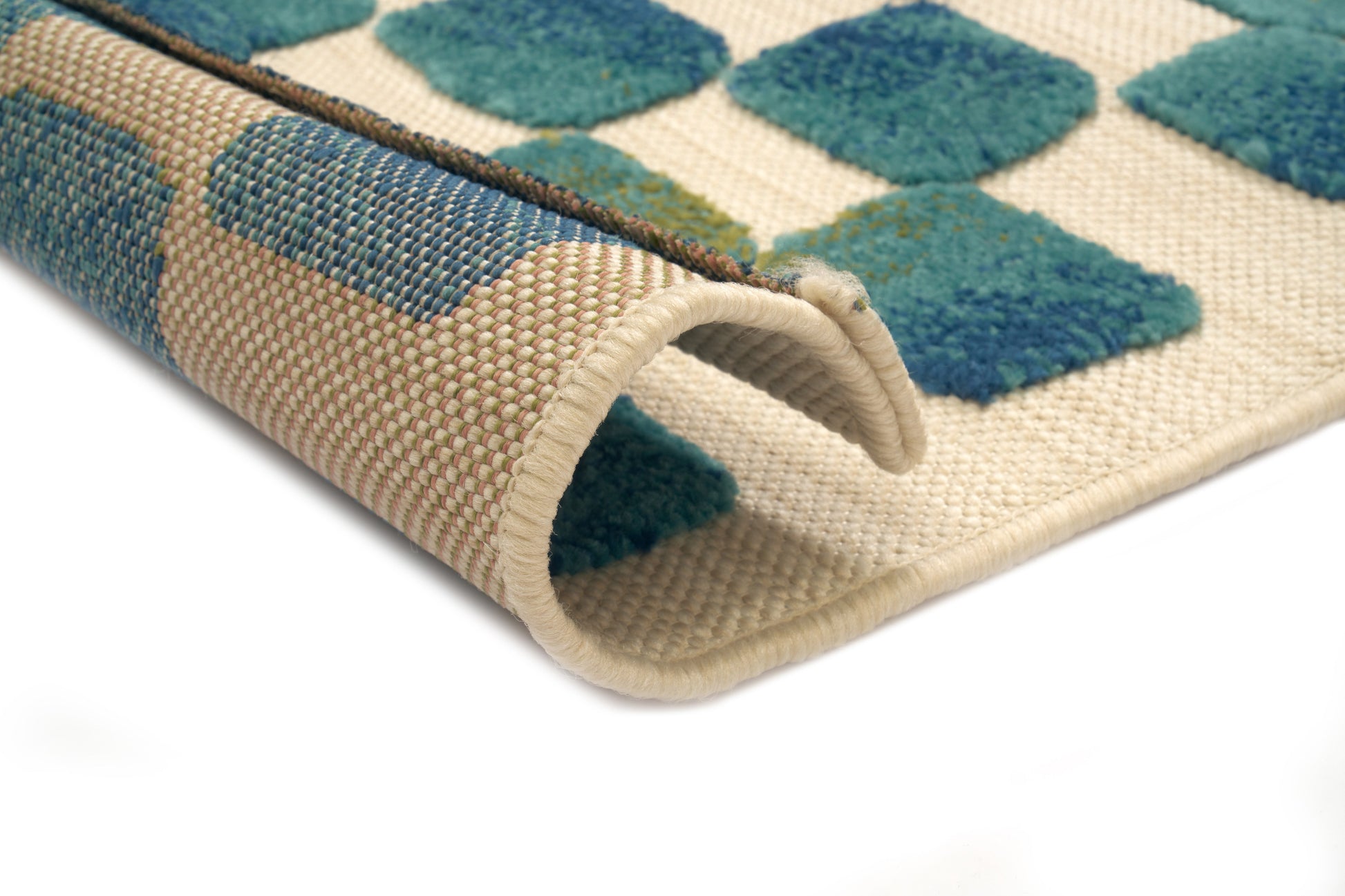 Tapis rectangulaire, motifs bleus sur fond blanc. Densité moyenne, moelleux et confort apparent