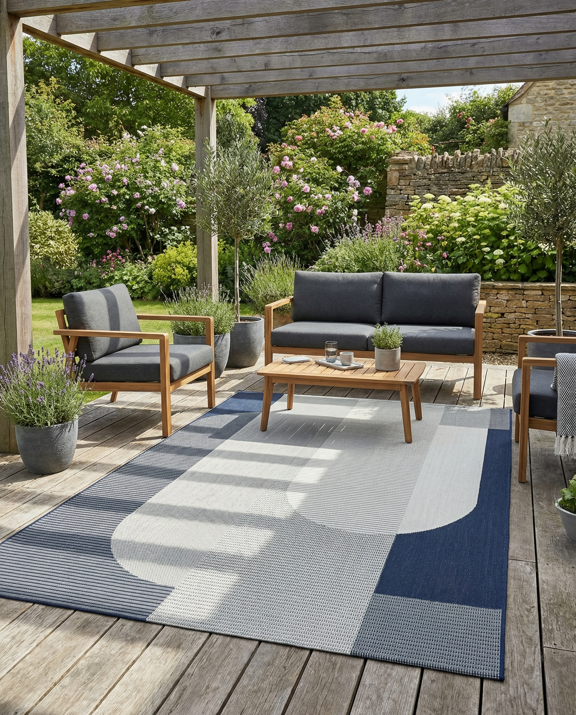 Tapis rectangulaire gris et bleu, ambiance estivale. Il apporte de la couleur et structure la pièce extérieure