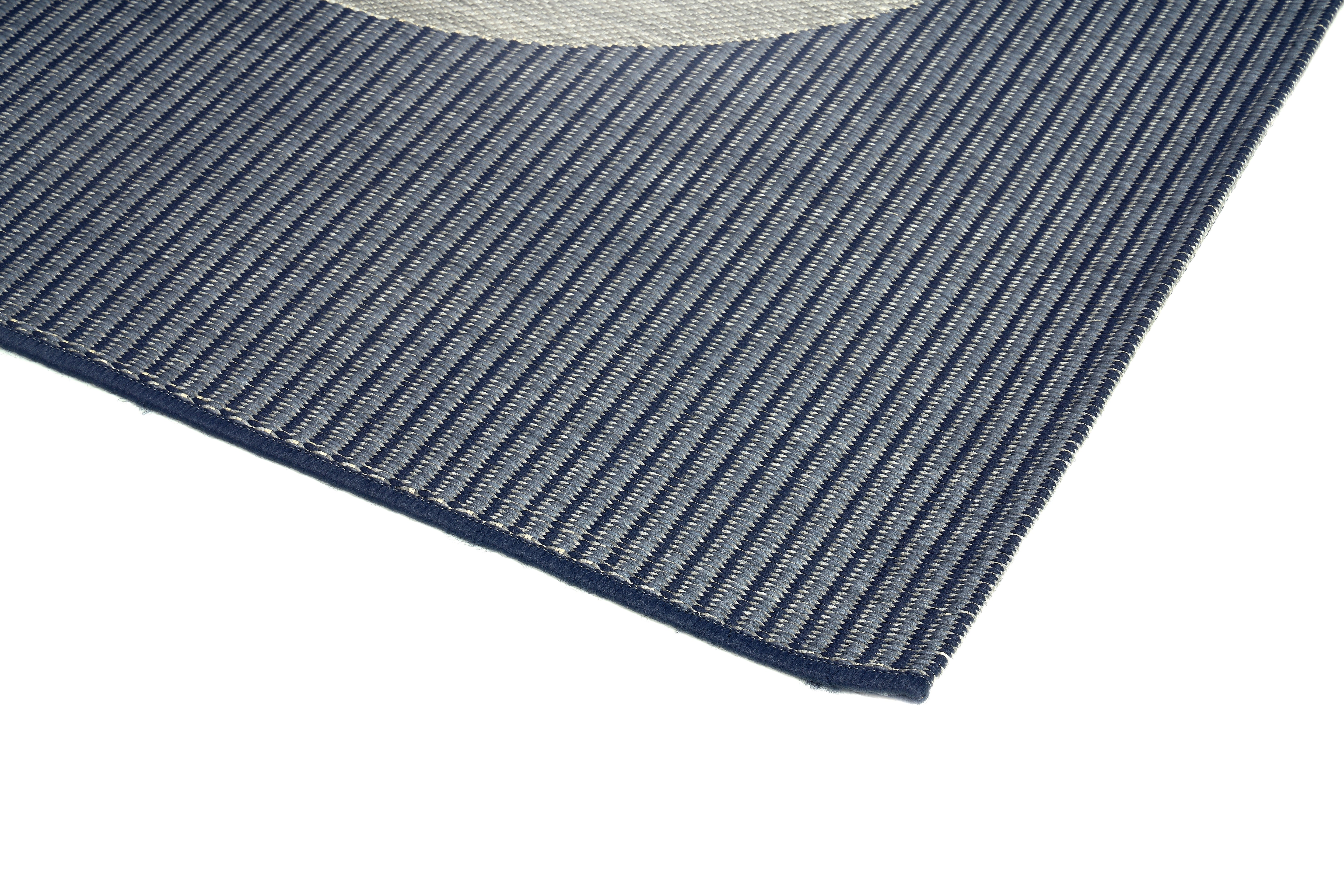 Tapis rectangulaire tissé à rayures diagonales. Tissage plat avec relief subtil. Aspect tactile et couleurs gris et bleu