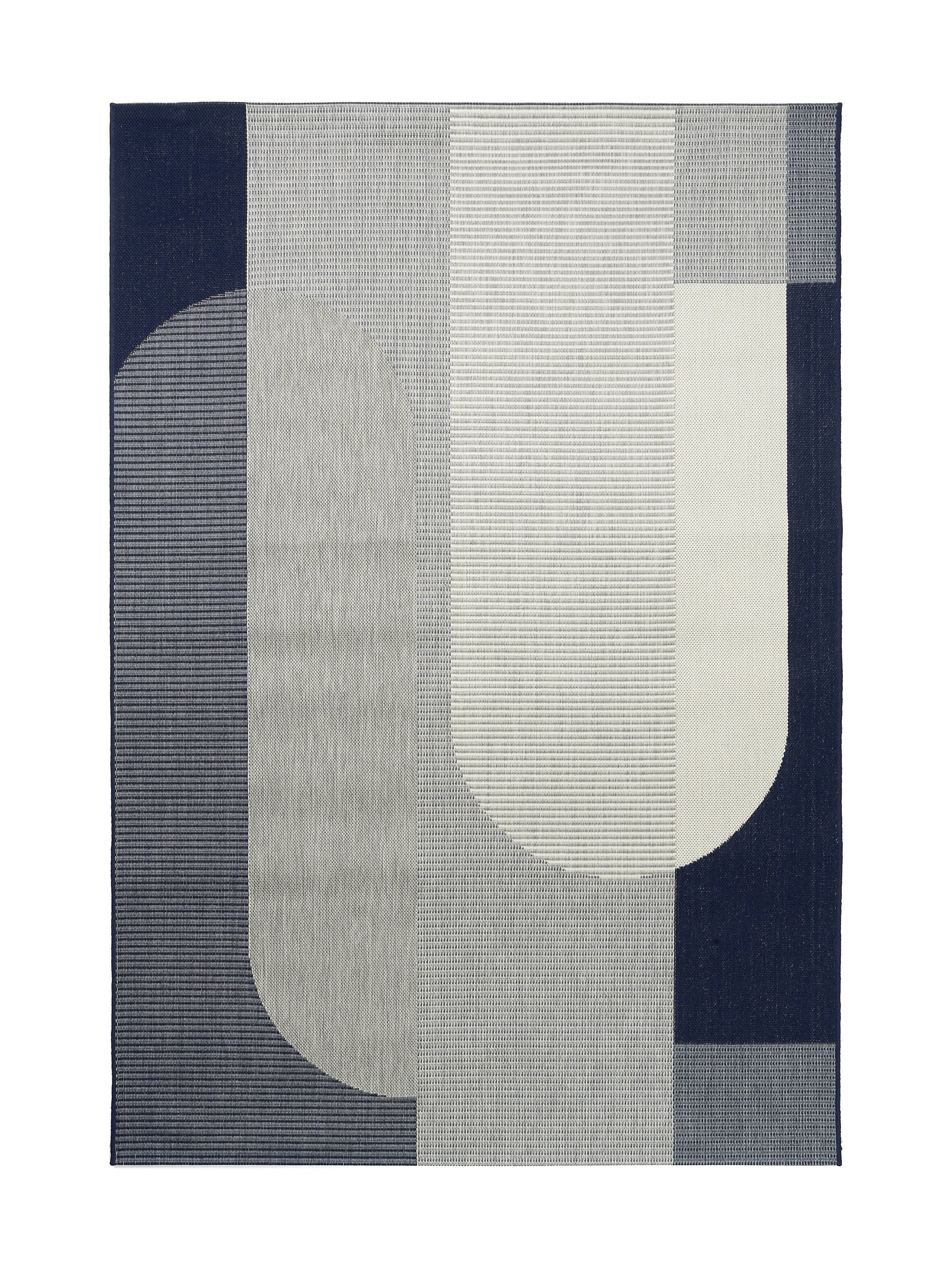 Tapis rectangulaire avec motif géométrique abstrait, dominé par des tons gris et bleu marine