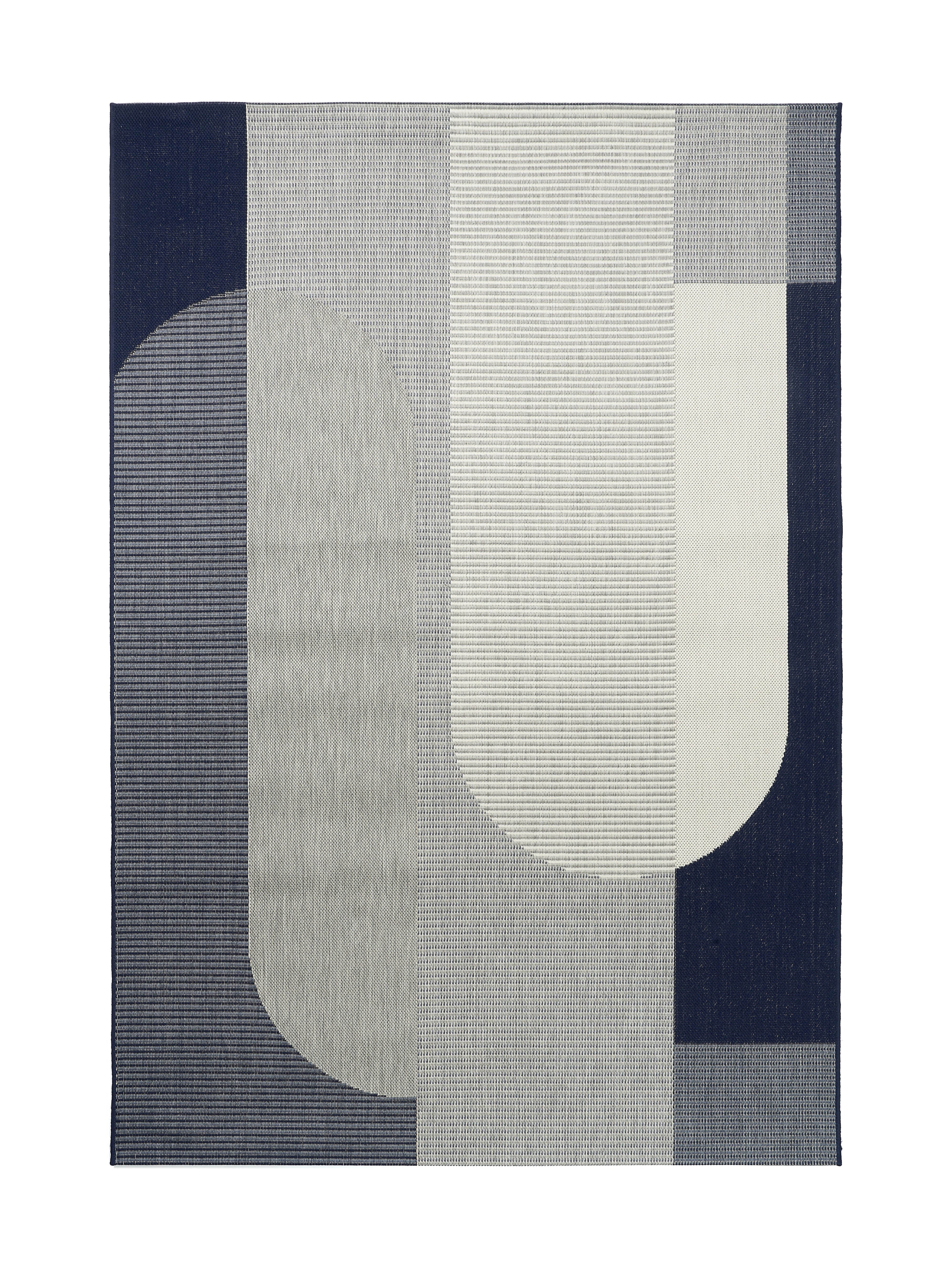 Tapis rectangulaire avec motif géométrique abstrait, dominé par des tons gris et bleu marine
