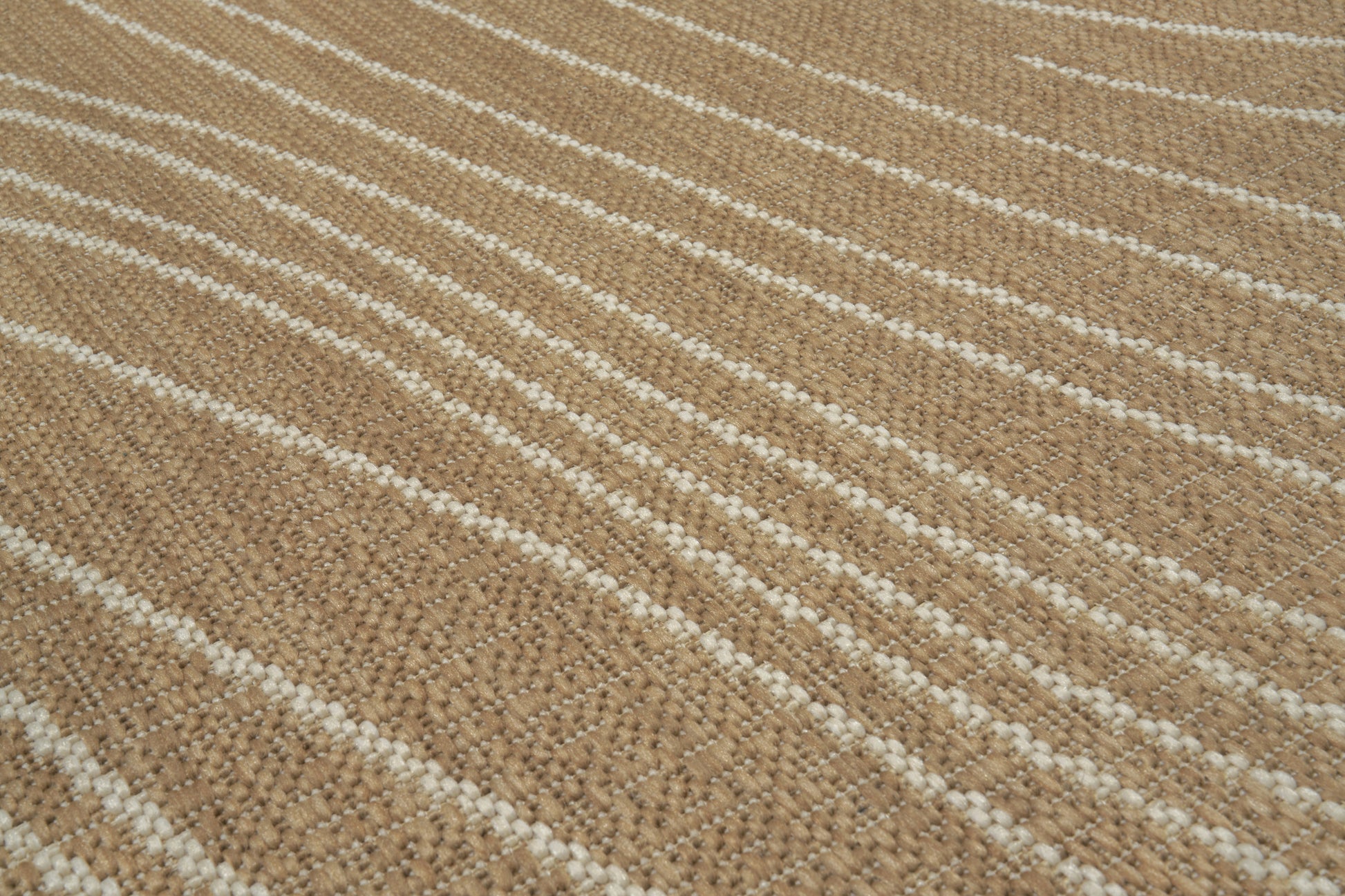 Tapis tissé à rayures diagonales beige et blanc. Tissage texturé avec relief. Aspect tactile rugueux