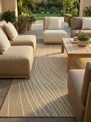 Tapis rectangulaire beige à motifs blancs ondulés, style déco bohème. Crée une ambiance chaleureuse et relaxante