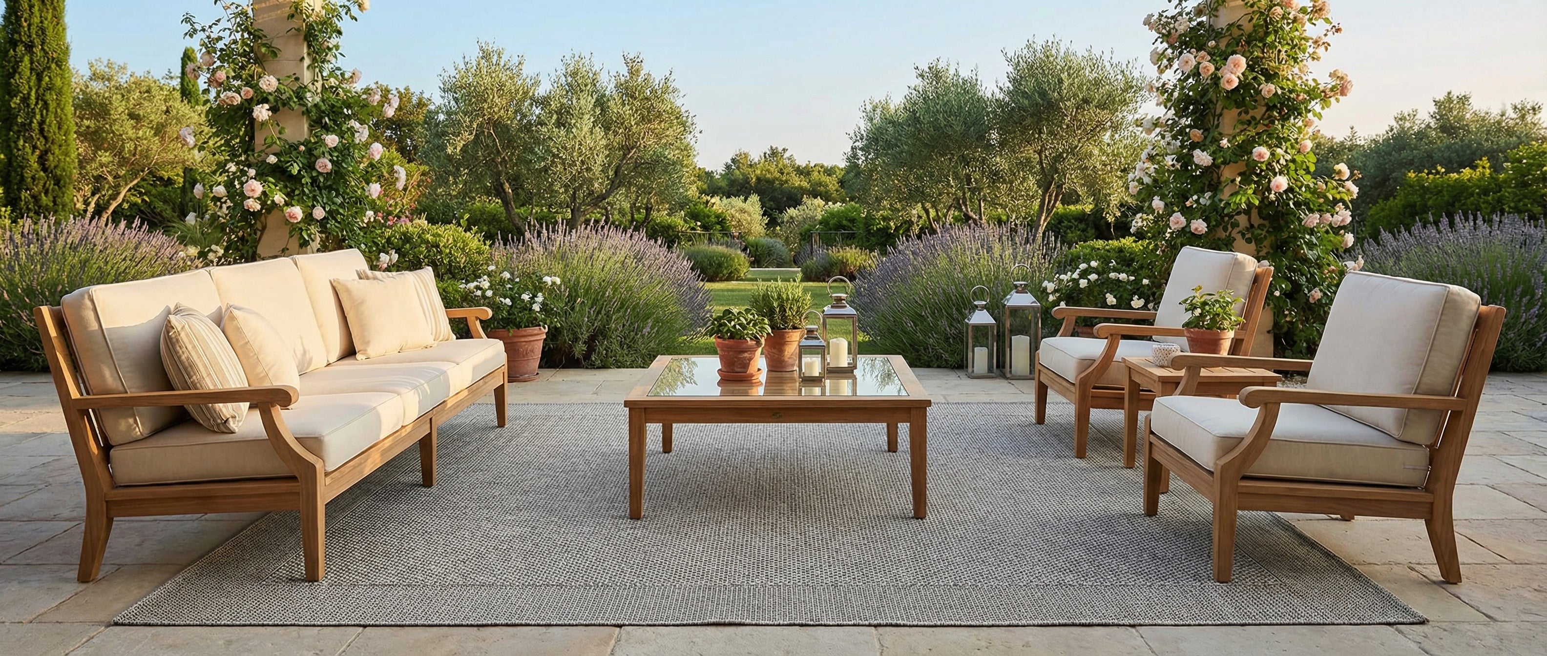 Tapis rectangulaire gris perle transforme la pièce, créant une harmonie avec le mobilier en bois et l'ambiance extérieure