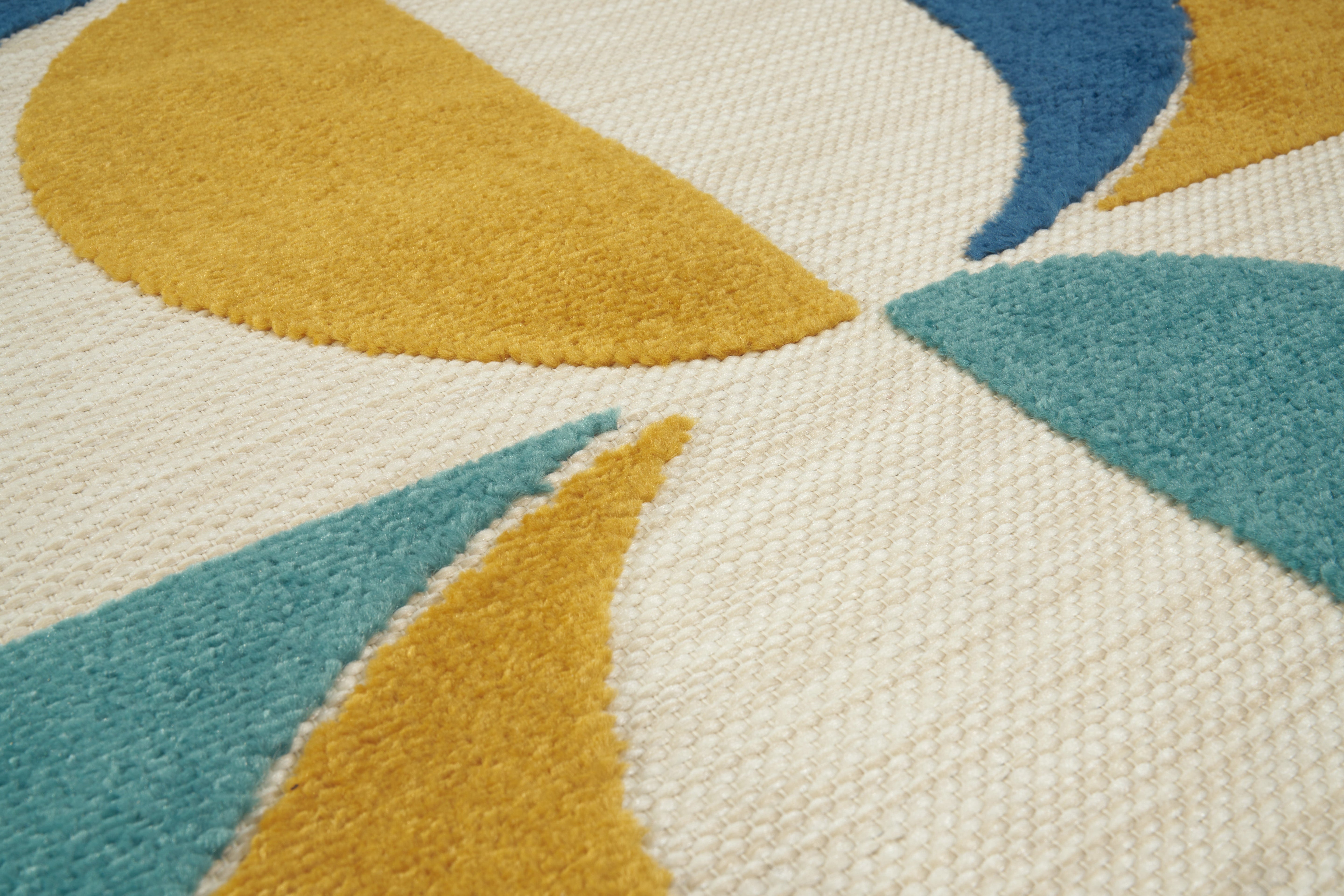 Tapis tissé à relief, motifs géométriques. Texture tactile, couleurs jaune, bleu et blanc. Pièce lumineuse