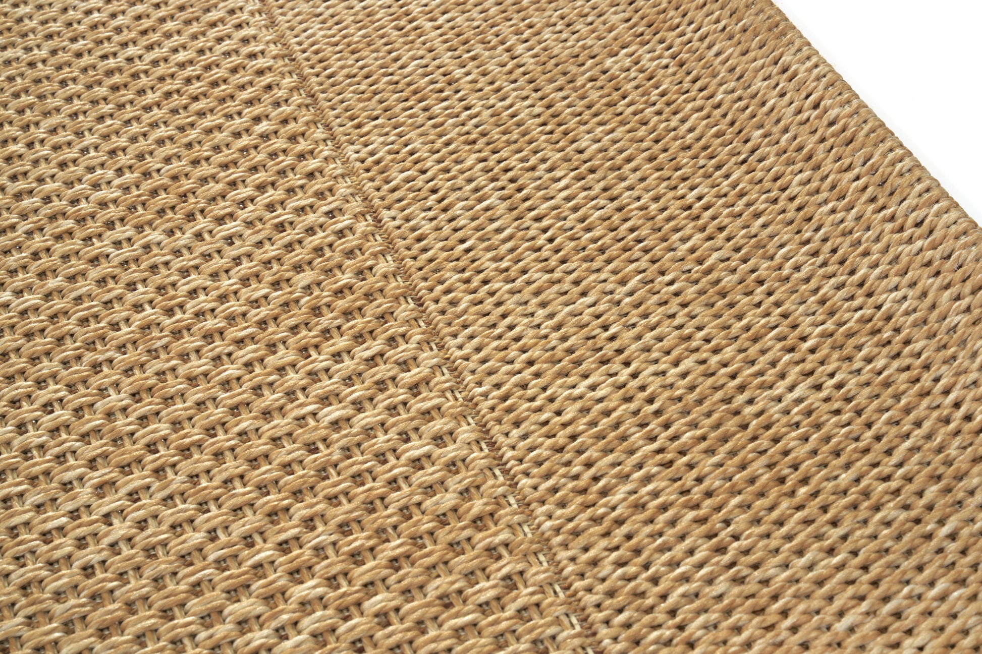 Tapis rectangulaire tissé en fibres naturelles taupe. Tissage serré, relief subtil et aspect tactile