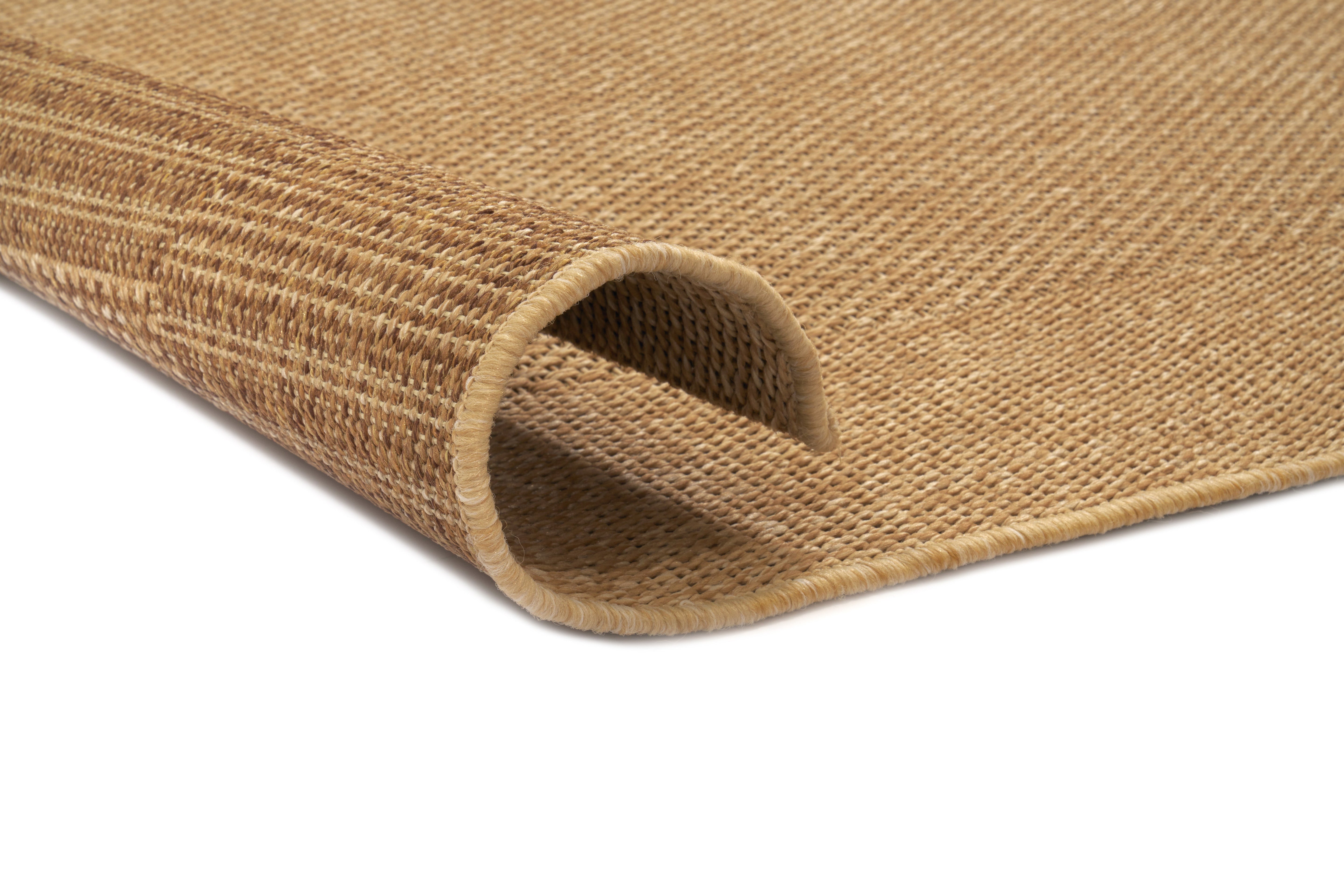 Tapis rectangulaire taupe. Tissage dense, peu moelleux. Confort apparent, ambiance chaleureuse