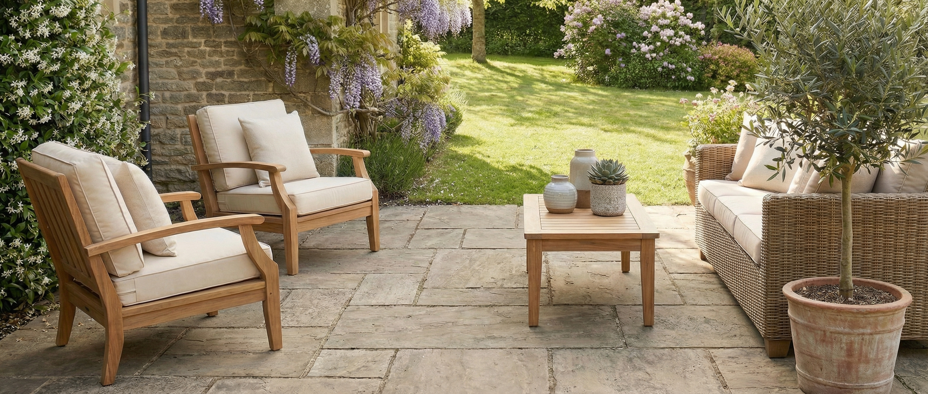 Patio extérieur avec mobilier de jardin en bois et coussins beiges. Espace vide pour un tapis rond, ambiance relaxante