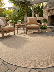 Tapis rond beige, ambiance chaleureuse pour un espace extérieur. Style déco naturel, couleurs douces