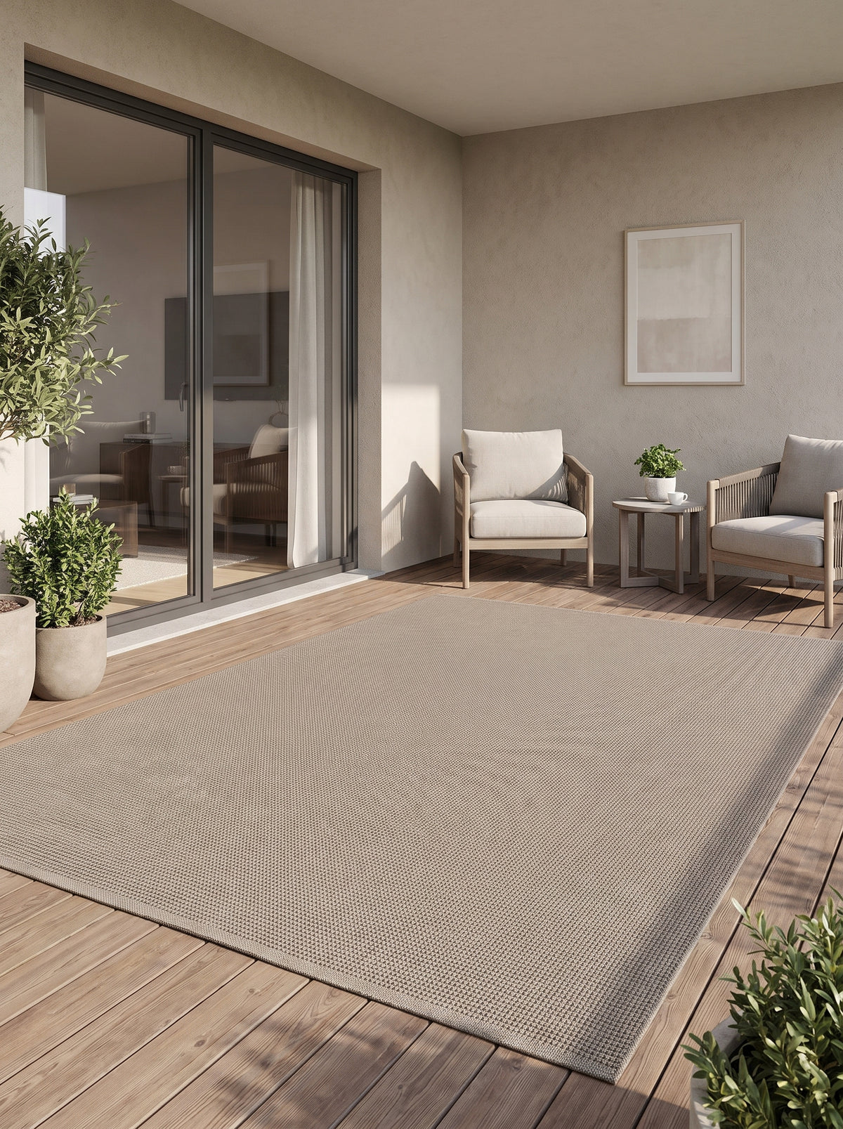 Taupe chaud et finement tissé, ce tapis rectangulaire habille une élégante terrasse en bois