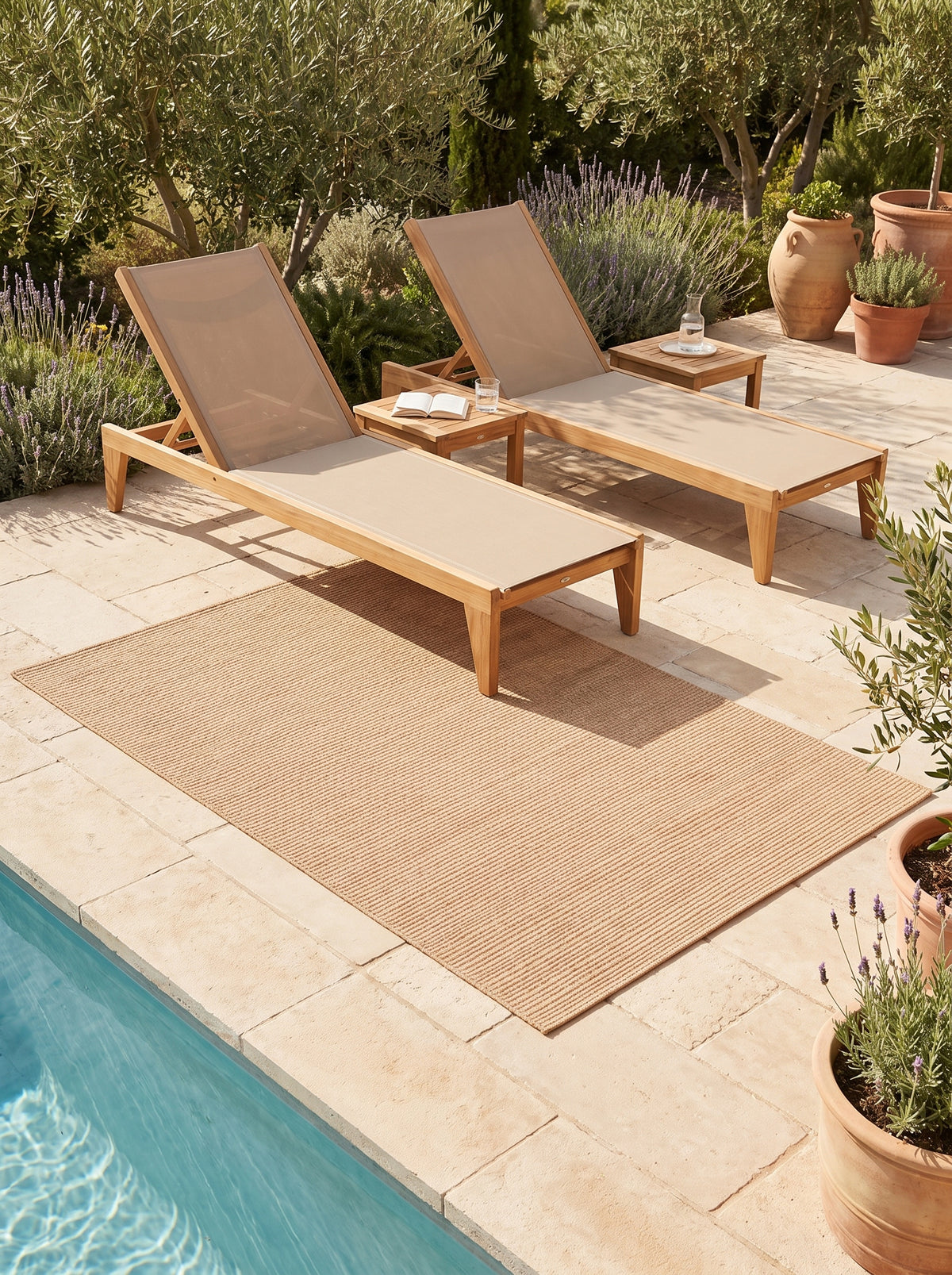 Son tissage côtelé caractérise ce tapis rectangulaire d'extérieur terracotta clair, posé sur une terrasse près d'une piscine
