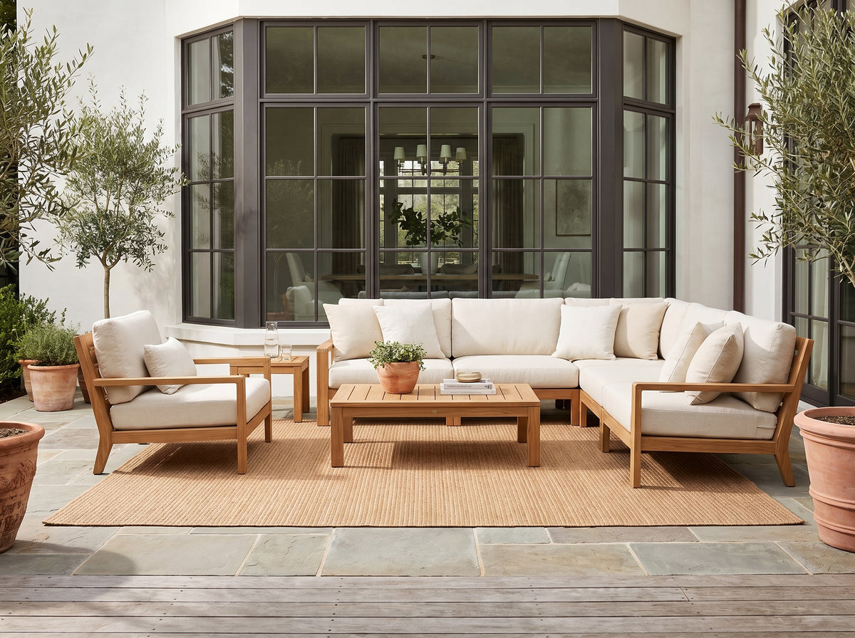 L'aspect côtelé d'un tapis rectangulaire terracotta clair ancre un salon d'extérieur lumineux