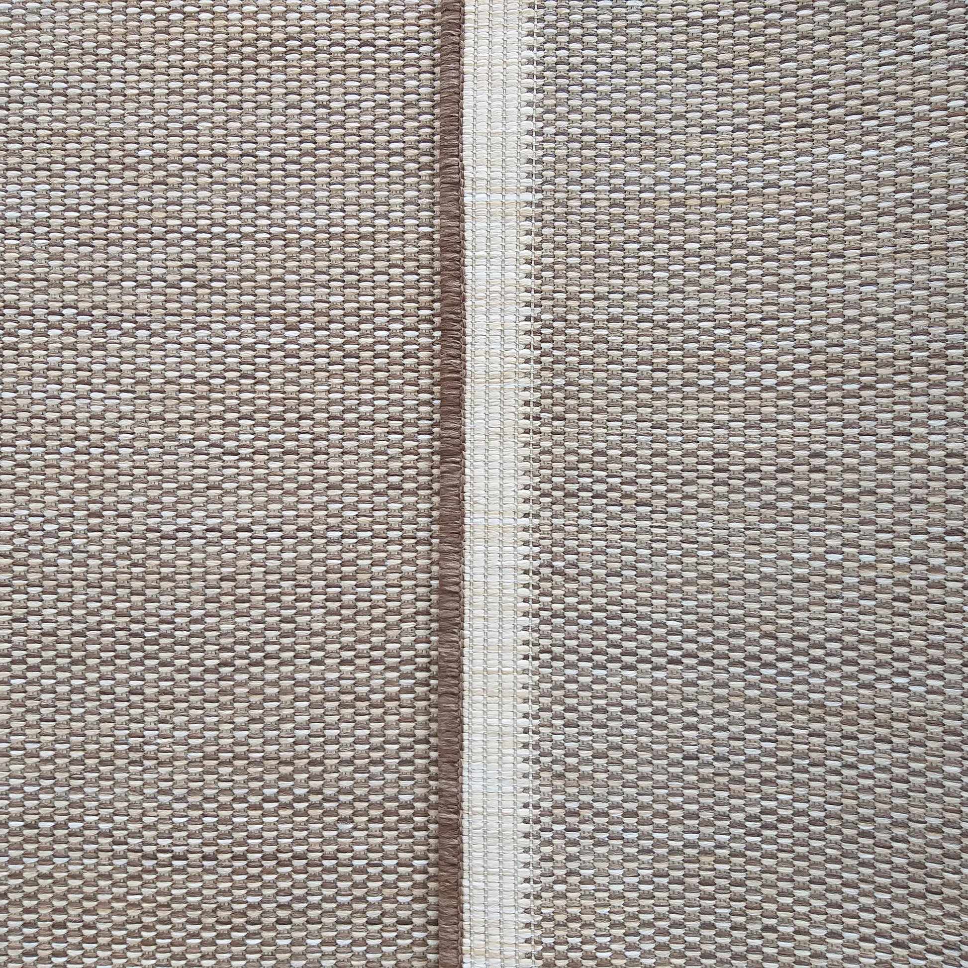 Tapis texturé aux tons de beige et marron, traversé par une bande centrale verticale contrastée de brun foncé et crème