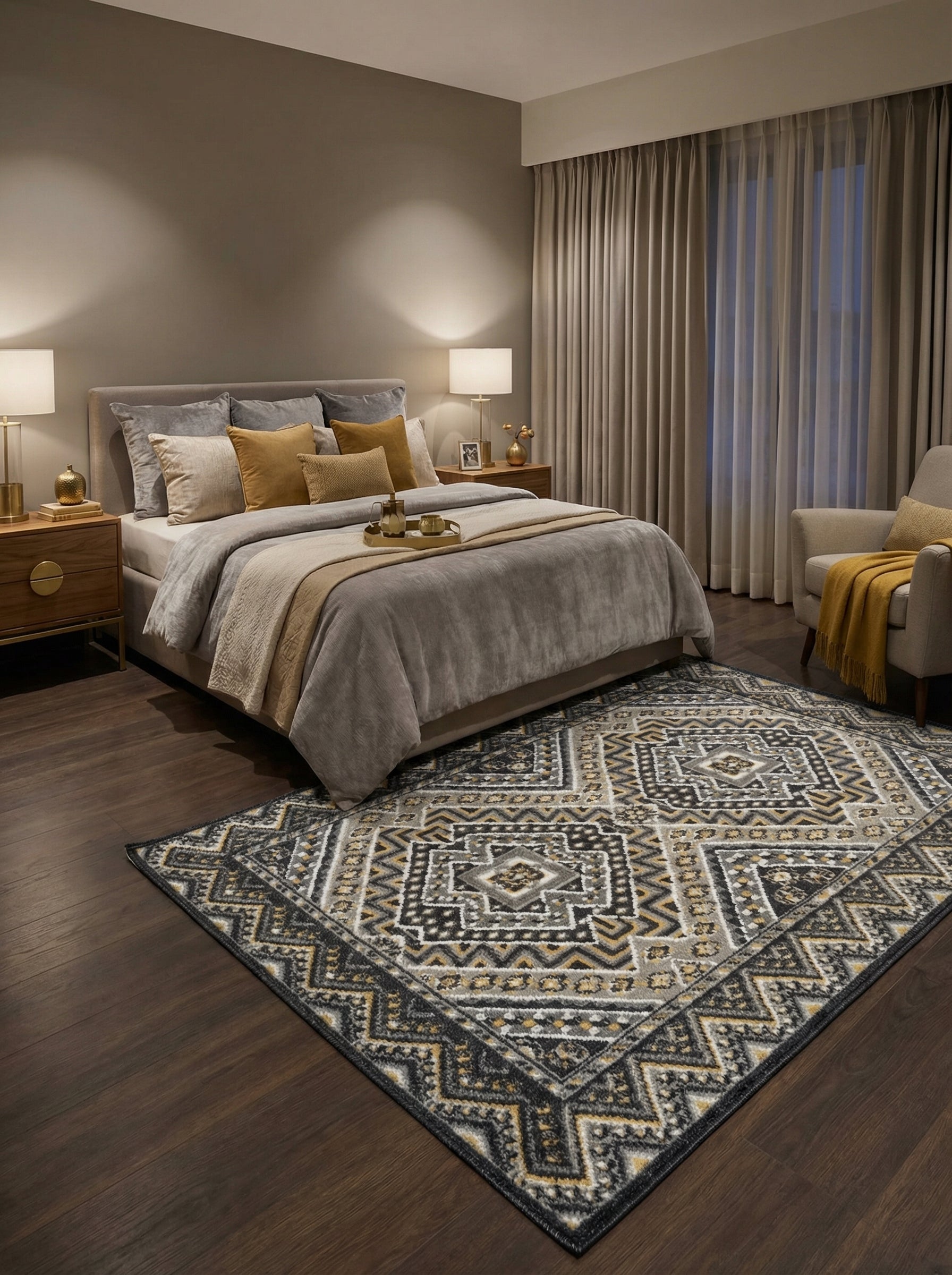 Tapis rectangulaire aux motifs géométriques et tribaux gris, noirs, blancs et jaunes posé sur un plancher en bois dans une chambre