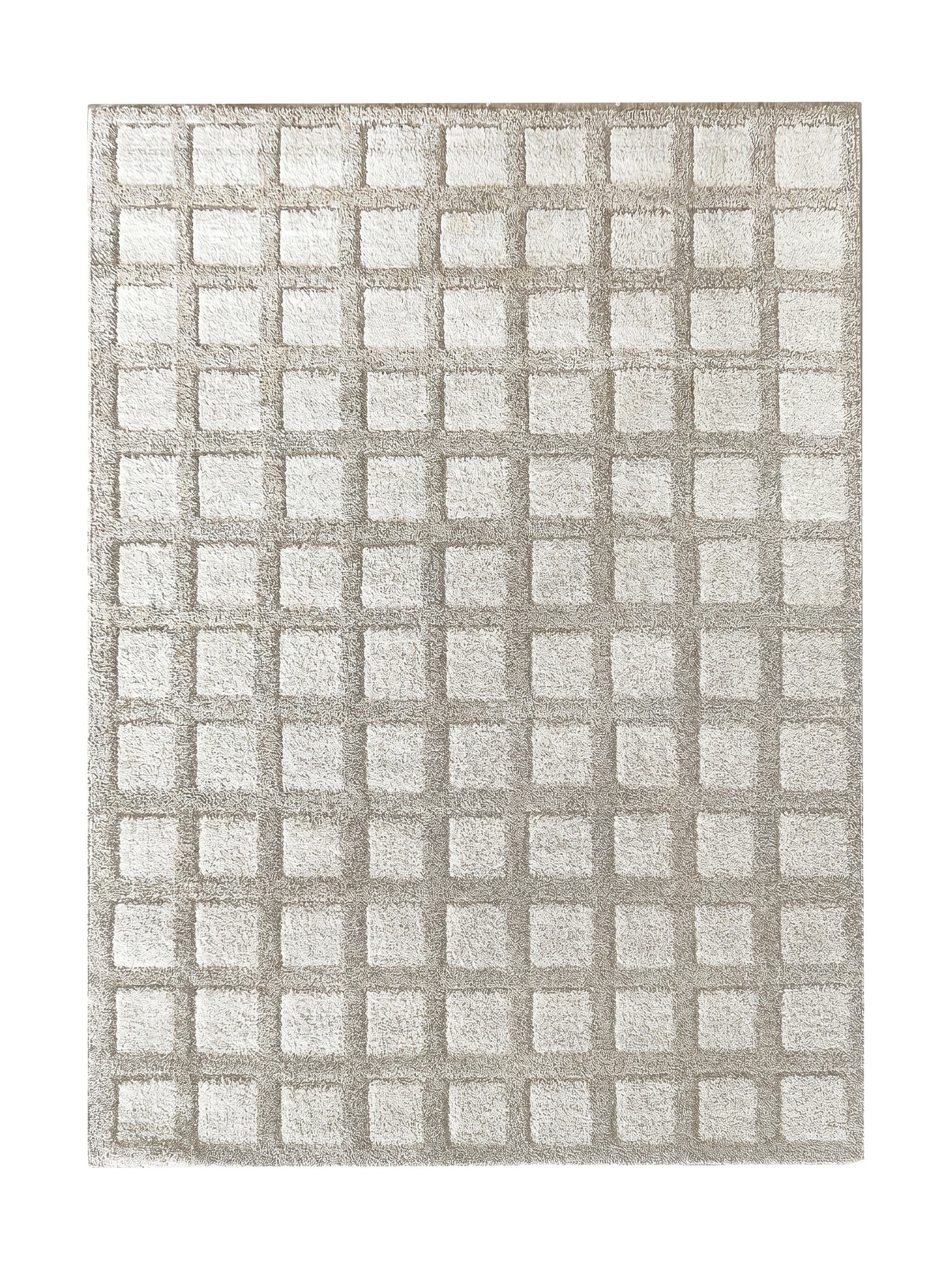 Tapis beige clair à texture douce avec un motif quadrillé de carrés en relief et des lignes plus foncées
