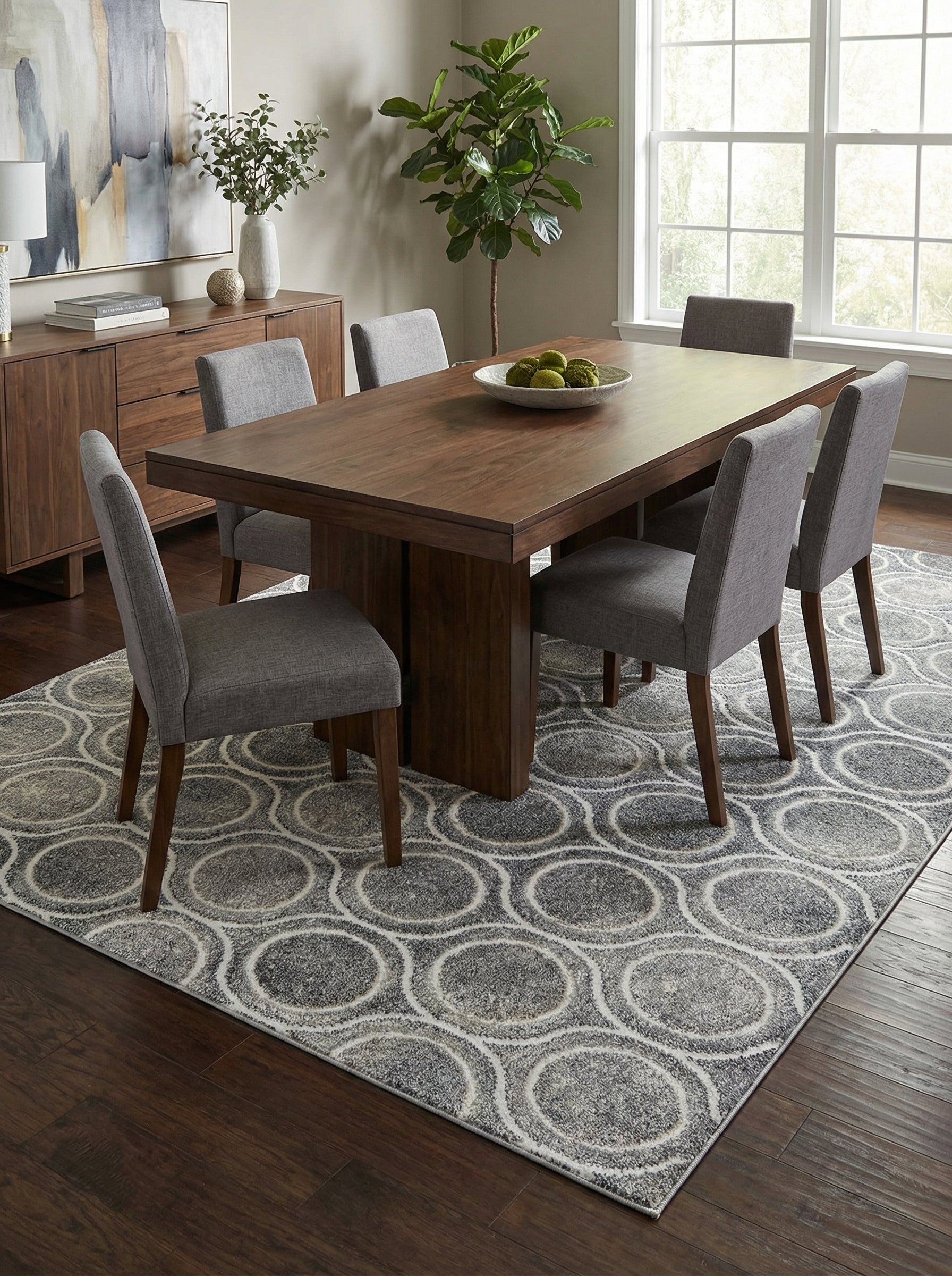 Tapis rectangulaire gris à motifs de grands cercles blancs délavés, posé sous une table de salle à manger en bois