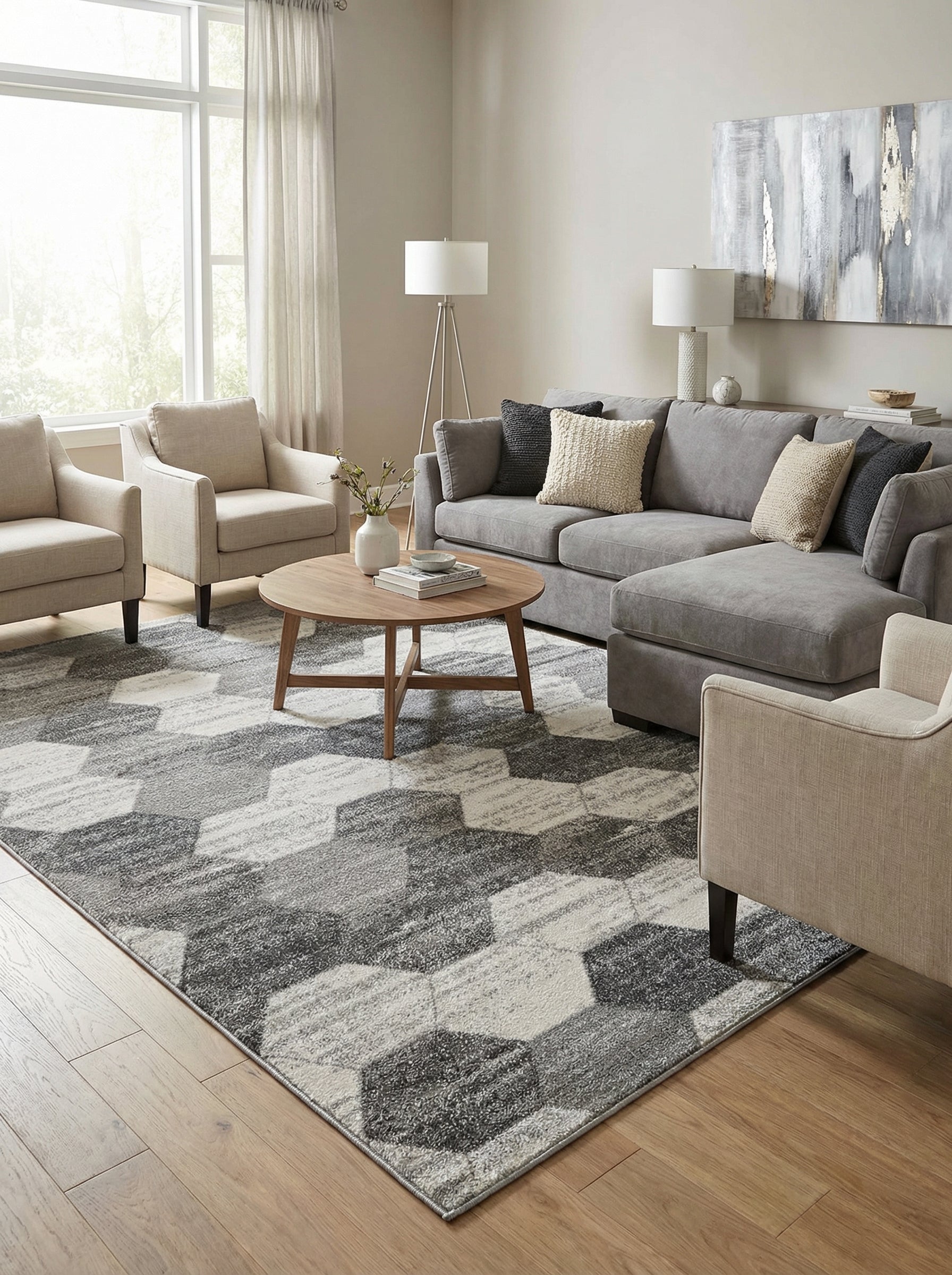 Tapis rectangulaire aux motifs hexagonaux gris clair et foncé avec texture, posé sur un parquet dans un salon moderne