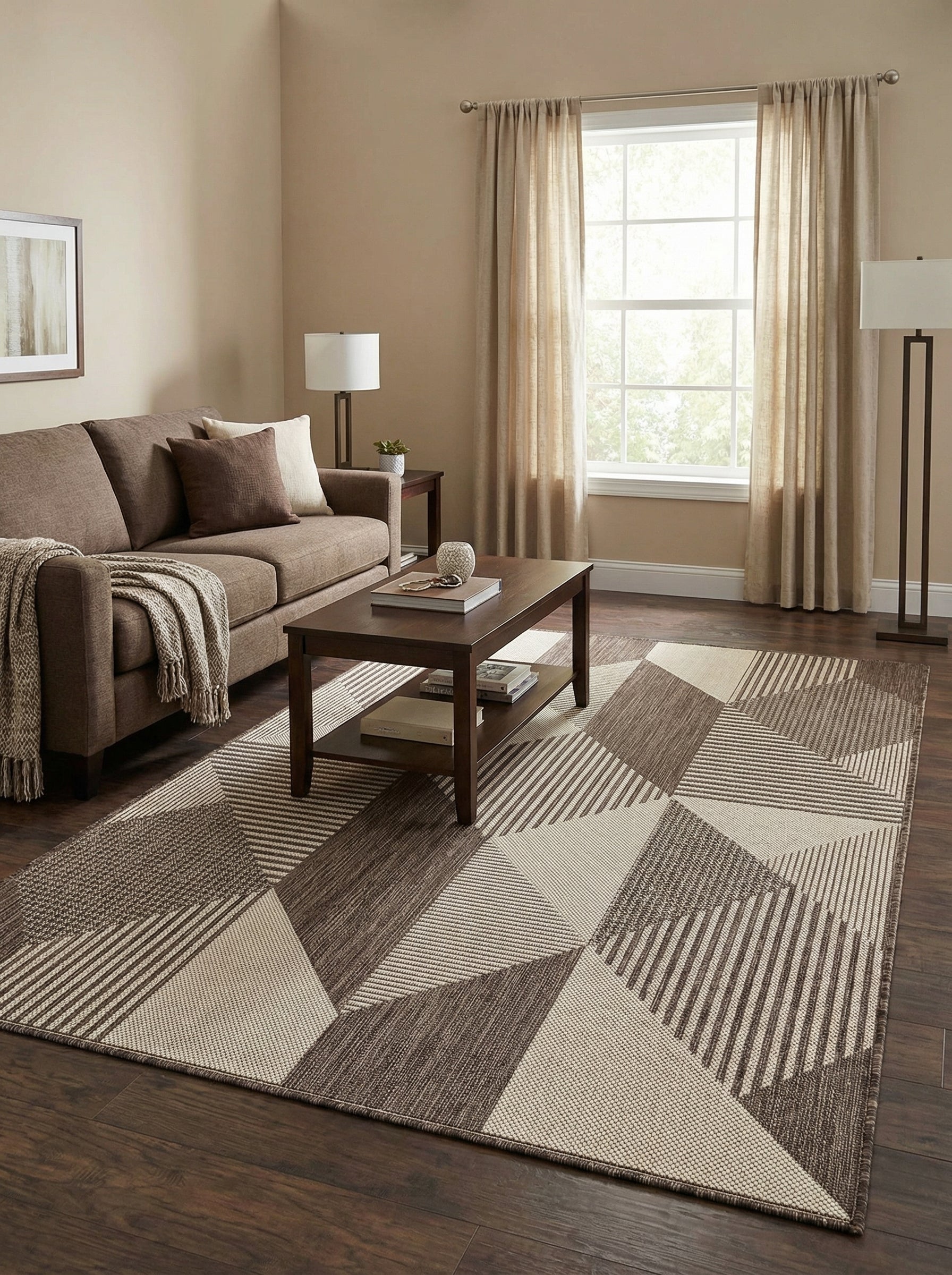 Tapis rectangulaire tissé aux motifs géométriques en marron foncé, marron clair et beige, présentant des triangles unis et rayés, dans un salon