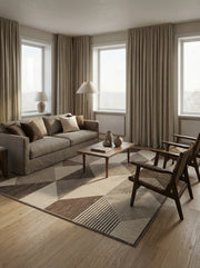 Tapis rectangulaire en fibres tressées aux motifs géométriques de triangles et bandes diagonales marron, beige et taupe, dans un salon