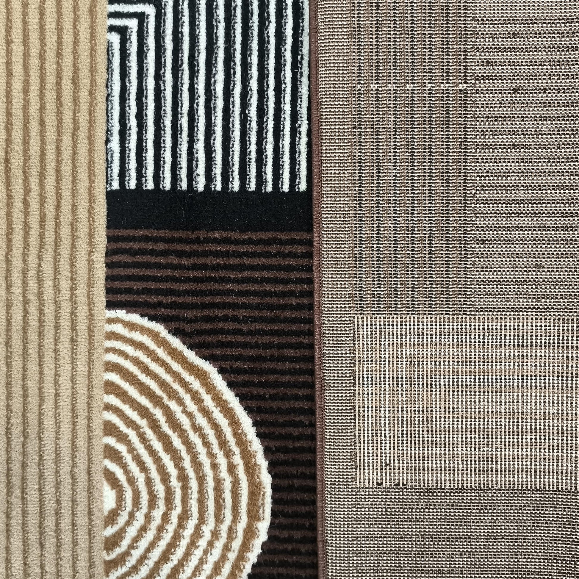 Tapis texturé aux motifs géométriques et rayures noires, blanches, beiges et marron avec un tissage serré
