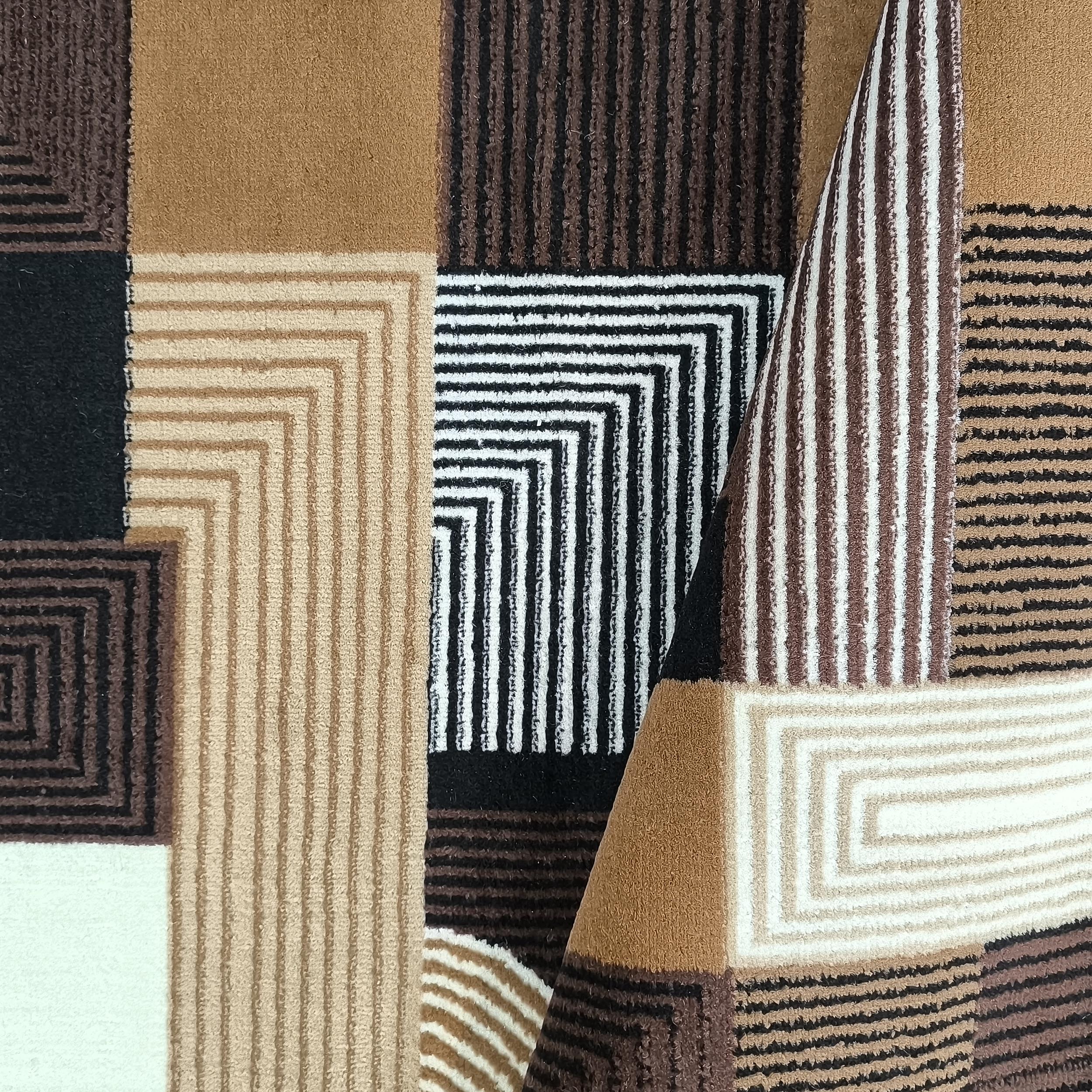 Tapis avec des motifs géométriques et rayures en marron, noir, beige et blanc cassé, présentant une texture bouclée
