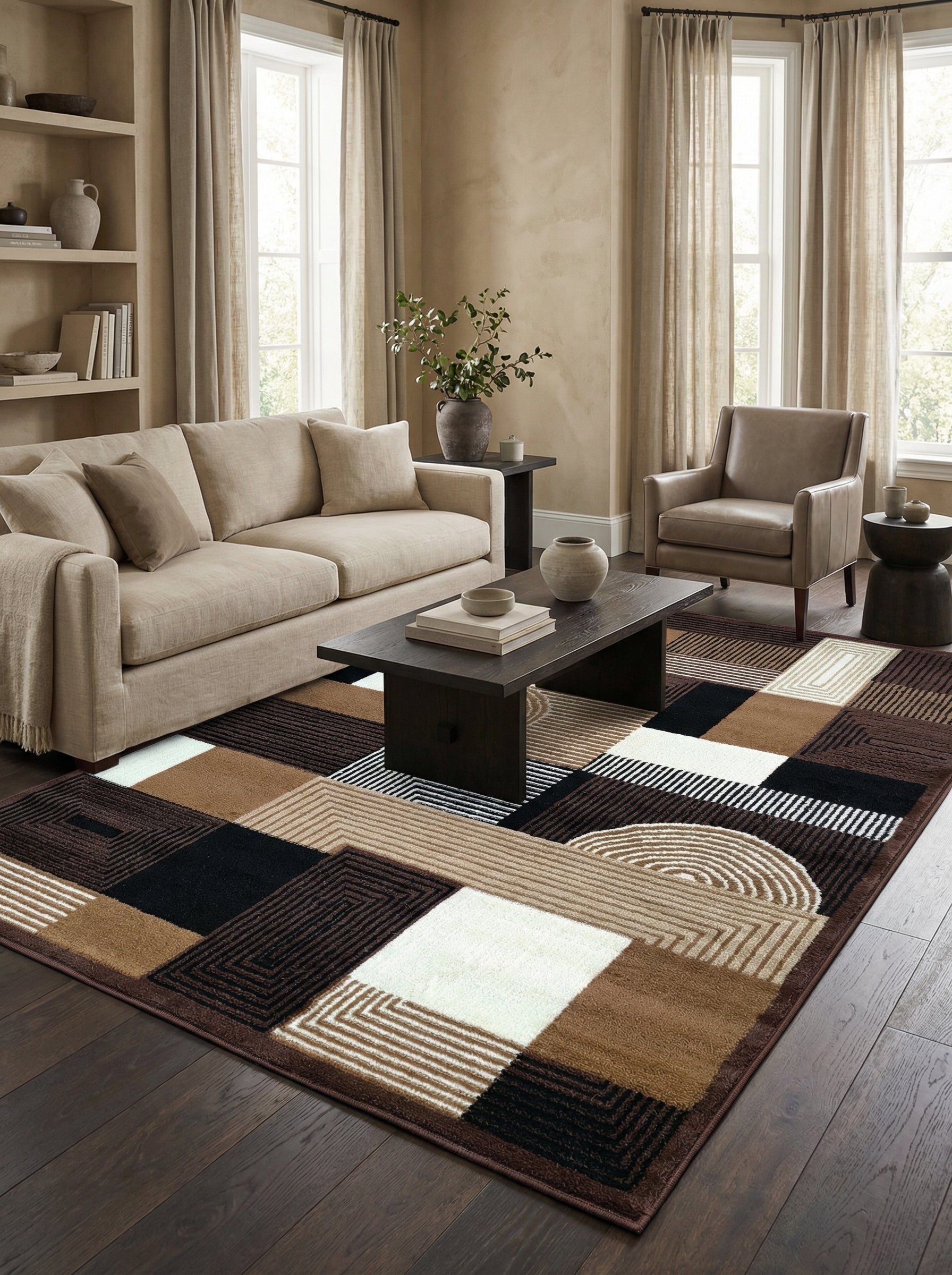 Tapis rectangulaire en velours aux motifs géométriques blocs et lignes marron, noir, beige et blanc cassé, sur un parquet foncé dans un salon élégant