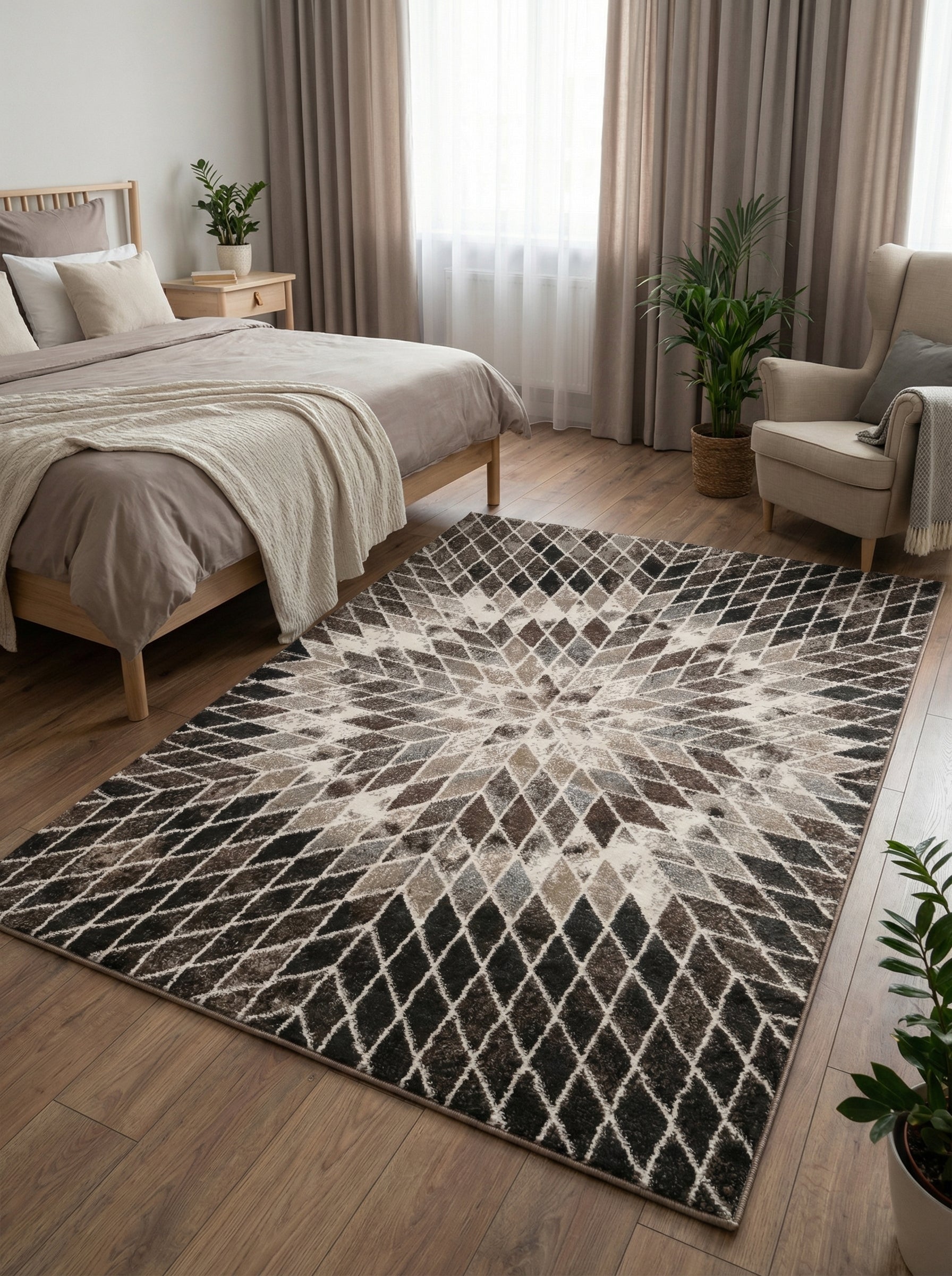 Tapis rectangulaire en losanges géométriques marron, beige et gris, à motif d'étoile rayonnante, sur un parquet de chambre