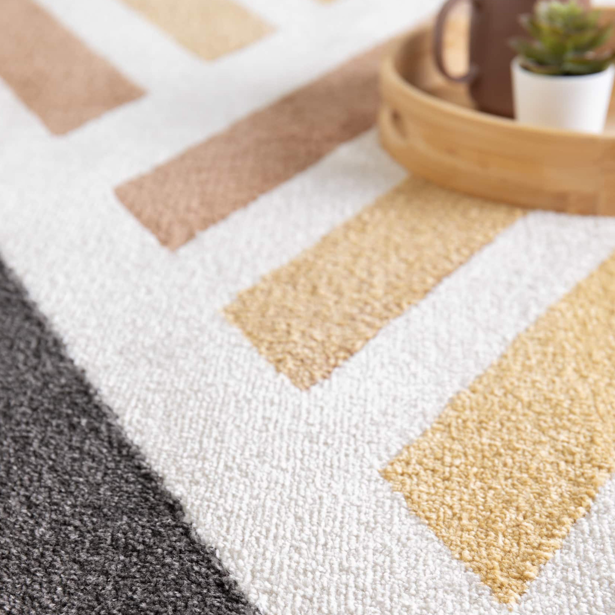 Tapis texturé à motifs géométriques de bandes blanches, beiges, camel et gris foncé