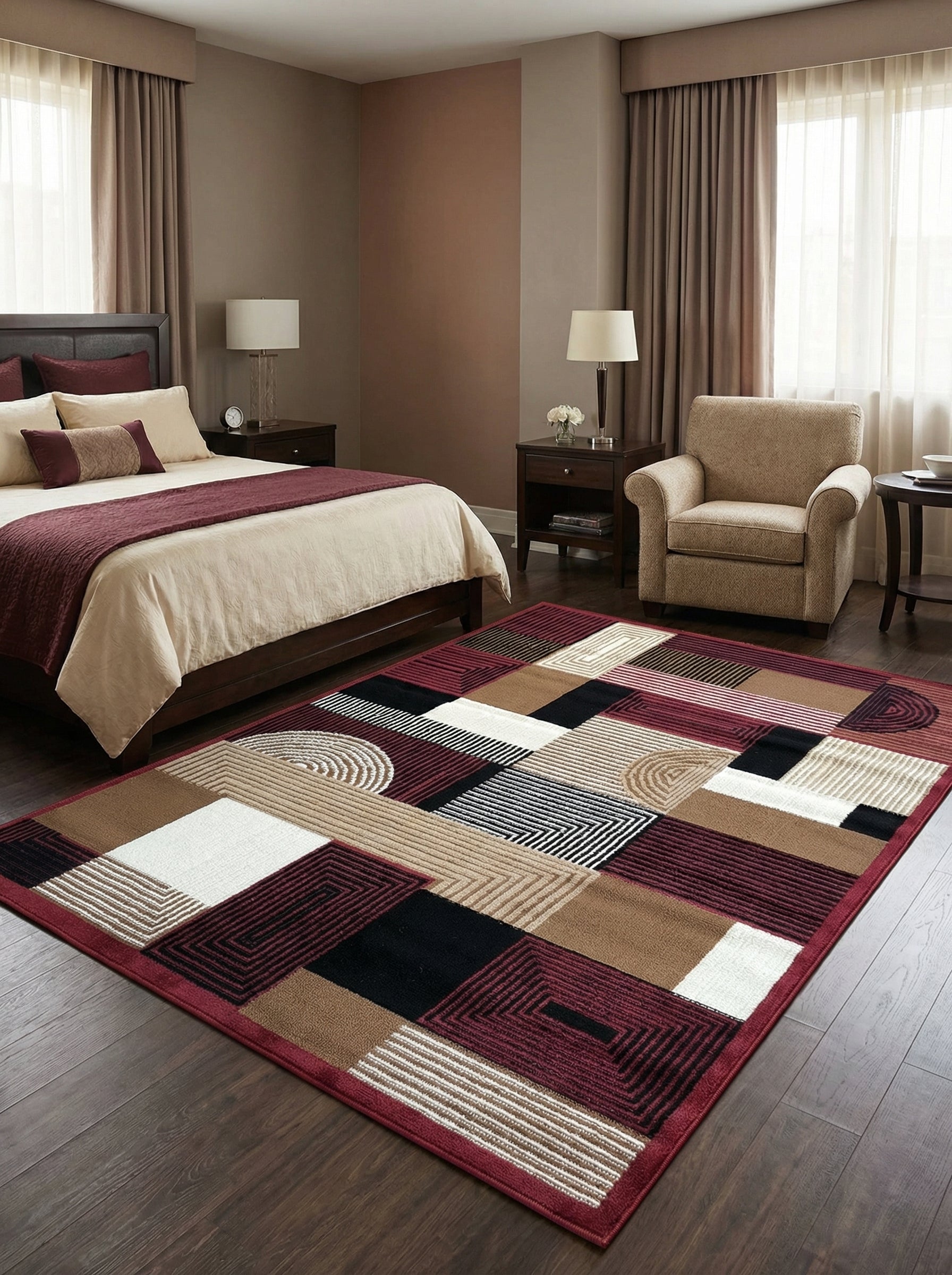 Tapis rectangulaire tissé à motifs géométriques bordeaux, noir, marron, beige et blanc, posé sur un parquet dans une chambre