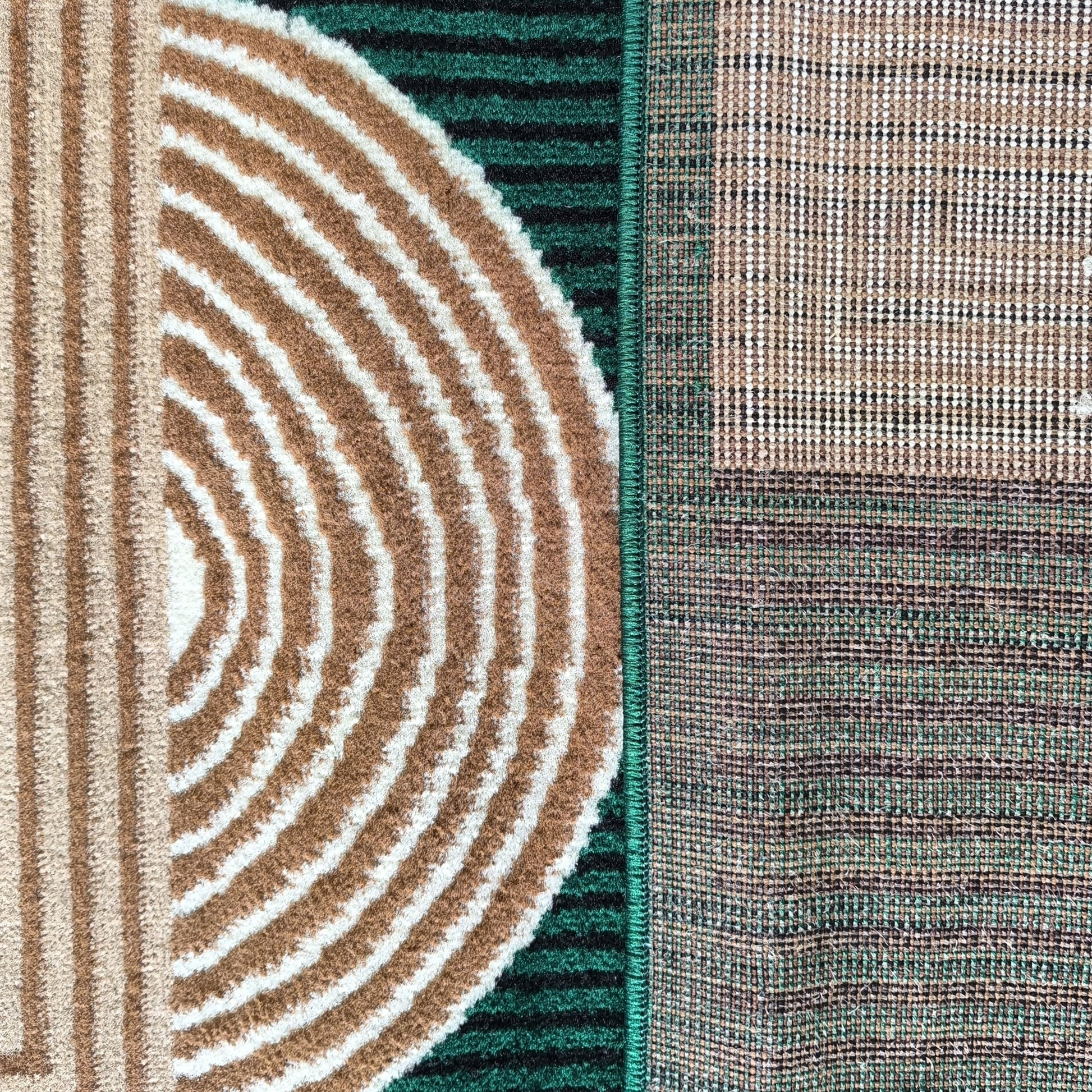 Tapis multicolore montrant sa surface moelleuse à motifs d'arcs blancs et marron sur fond vert rayé noir, et son dos tissé beige et noir