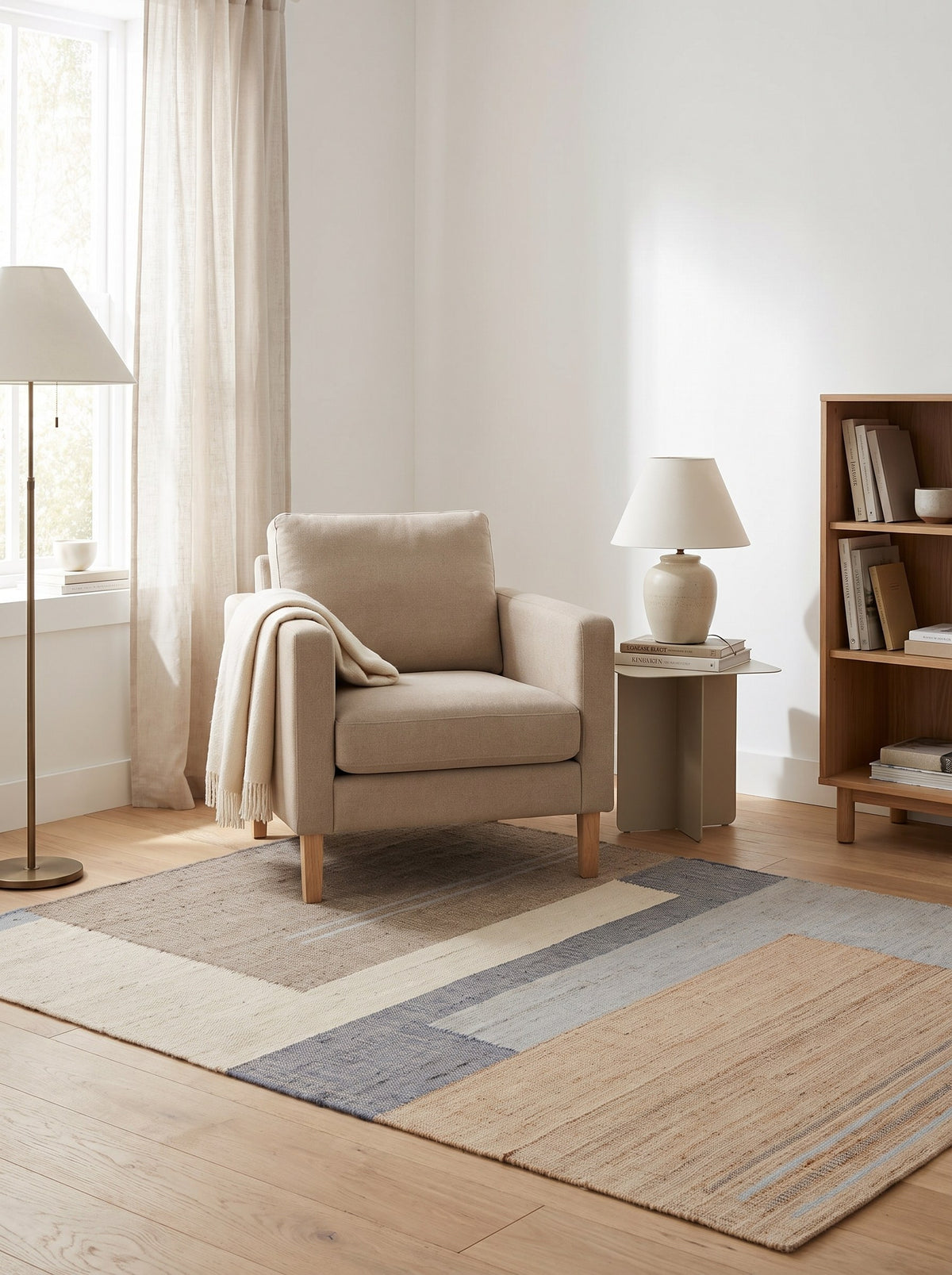Tapis Jute Beige et Bleu - Fiordo dans le coin lecture d'un appartement récent lumineux, sur un parquet de chêne clair