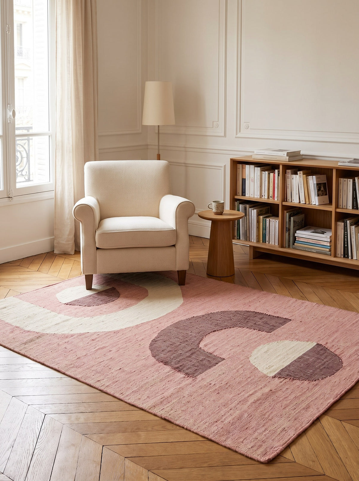 Juteteppich Altrosa - Altalena in der Leseecke einer Haussmann-Wohnung in Paris mit Chevron-Parkett