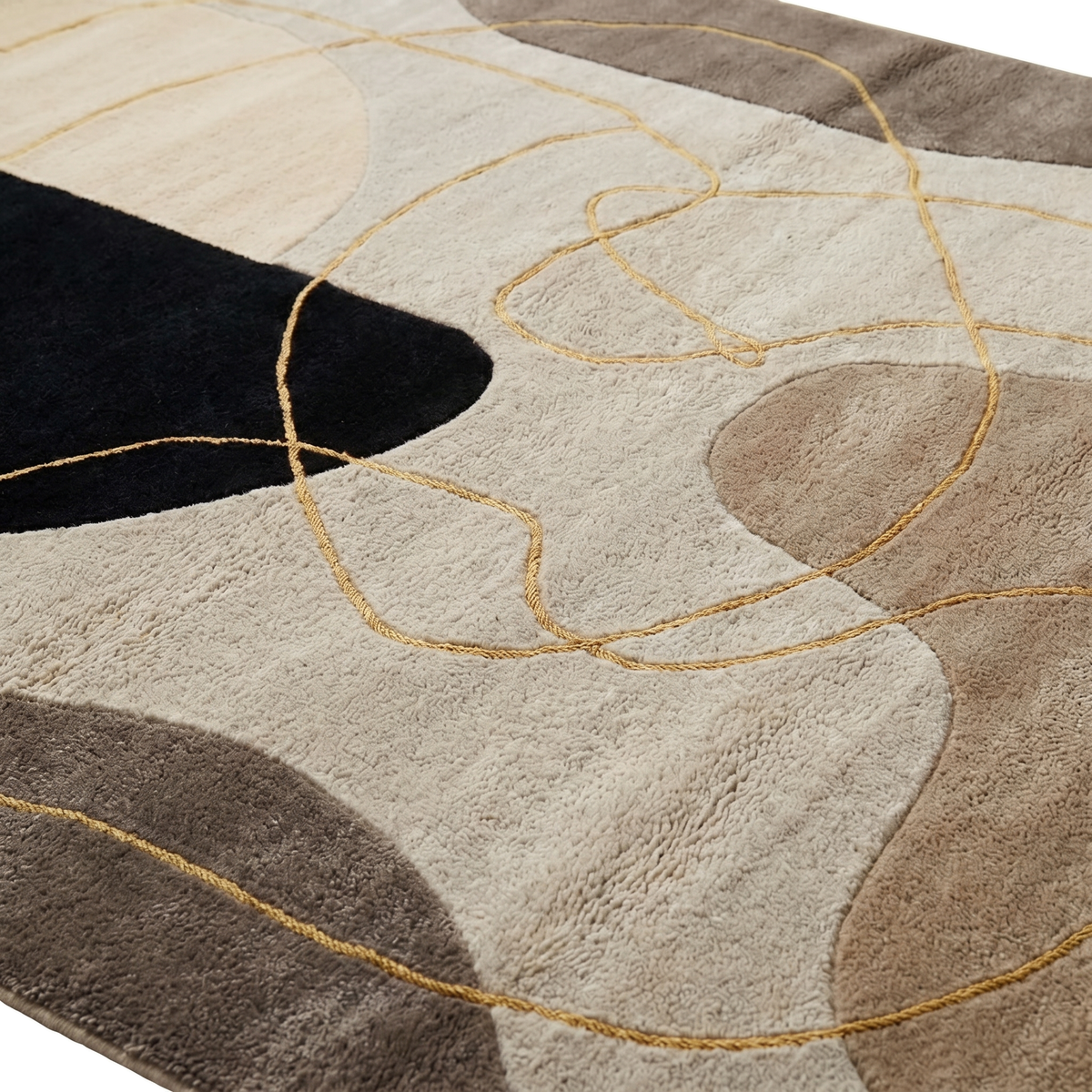 Lignes de viscose dorées en relief sur laine sculptée tuftée aux formes abstraites beige, taupe et noir