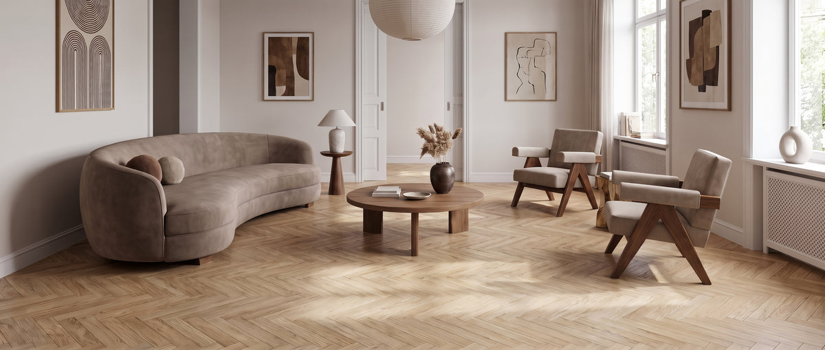 Un salon lumineux avec parquet clair en chevrons, mobilier moderne et murs épurés, sans tapis au sol