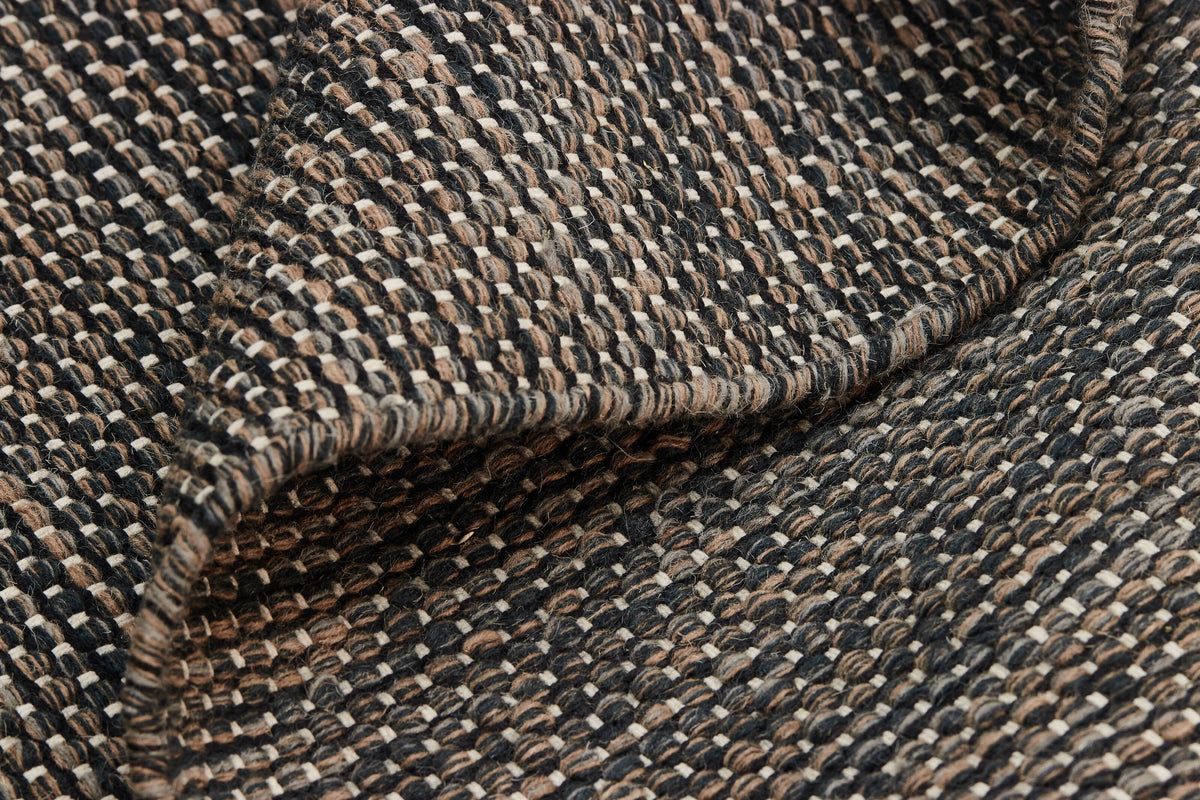 Woll-Baumwoll-Teppich Kupferschwarz - Trama, Textur aus nächster Nähe