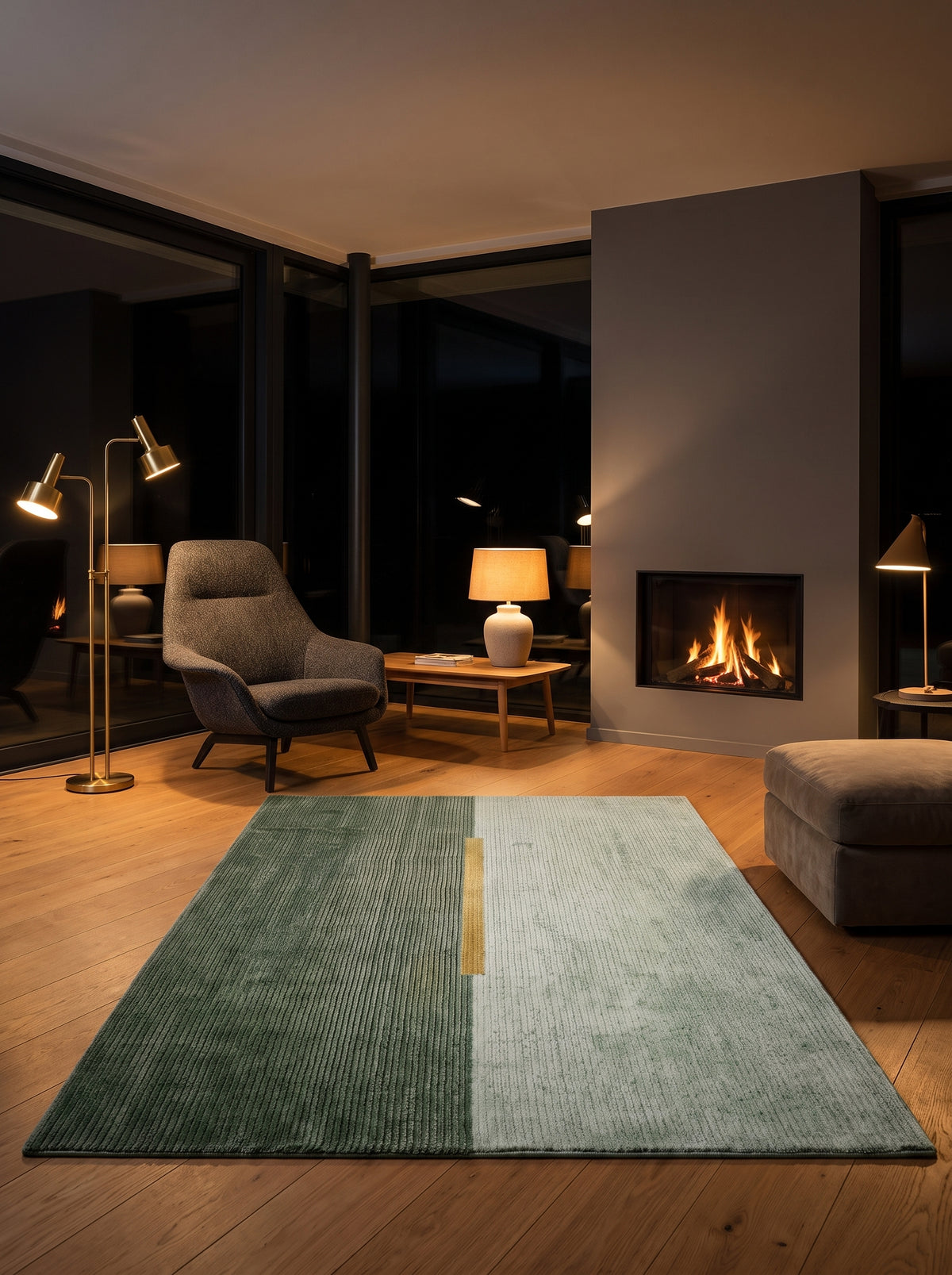 Champs vert foncé et vert pâle en relief sur ce tapis laine et soie de bambou, divisés par une barre or, en salon
