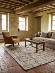 Woll-Viskose-Teppich Beige & Grau - Gesso mitten im Wohnzimmer eines renovierten Bauernhauses, auf alten Terrakottafliesen