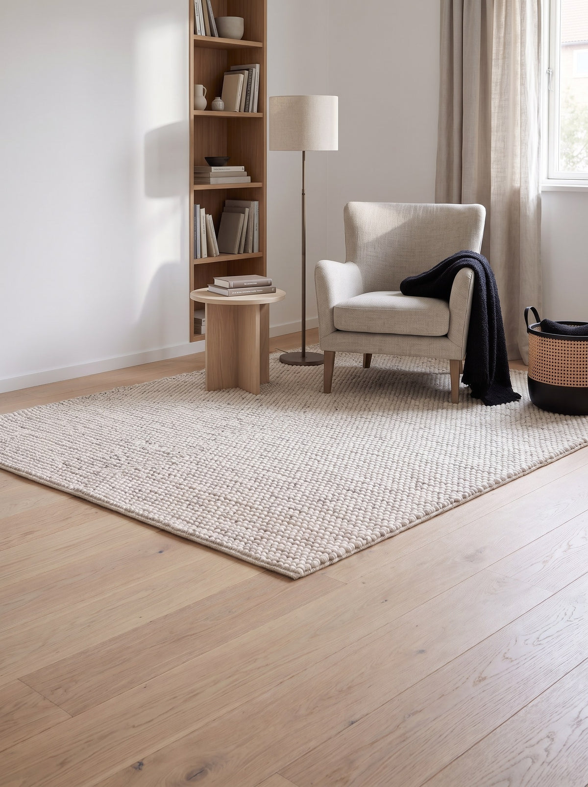 Woll-Viskose-Teppich Schneeweiß - Perlina in der Leseecke einer hellen Neubauwohnung mit hellem Eichenparkett