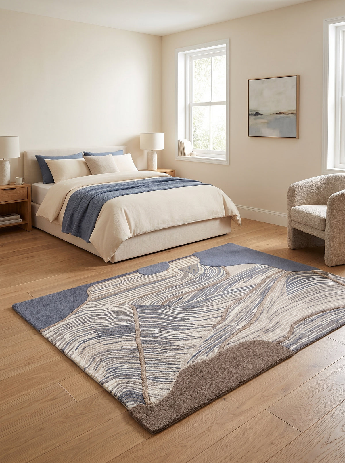 Lignes sculptées et motifs abstraits en laine et viscose bleu acier, crème et brun ornent ce tapis fait main dans une chambre