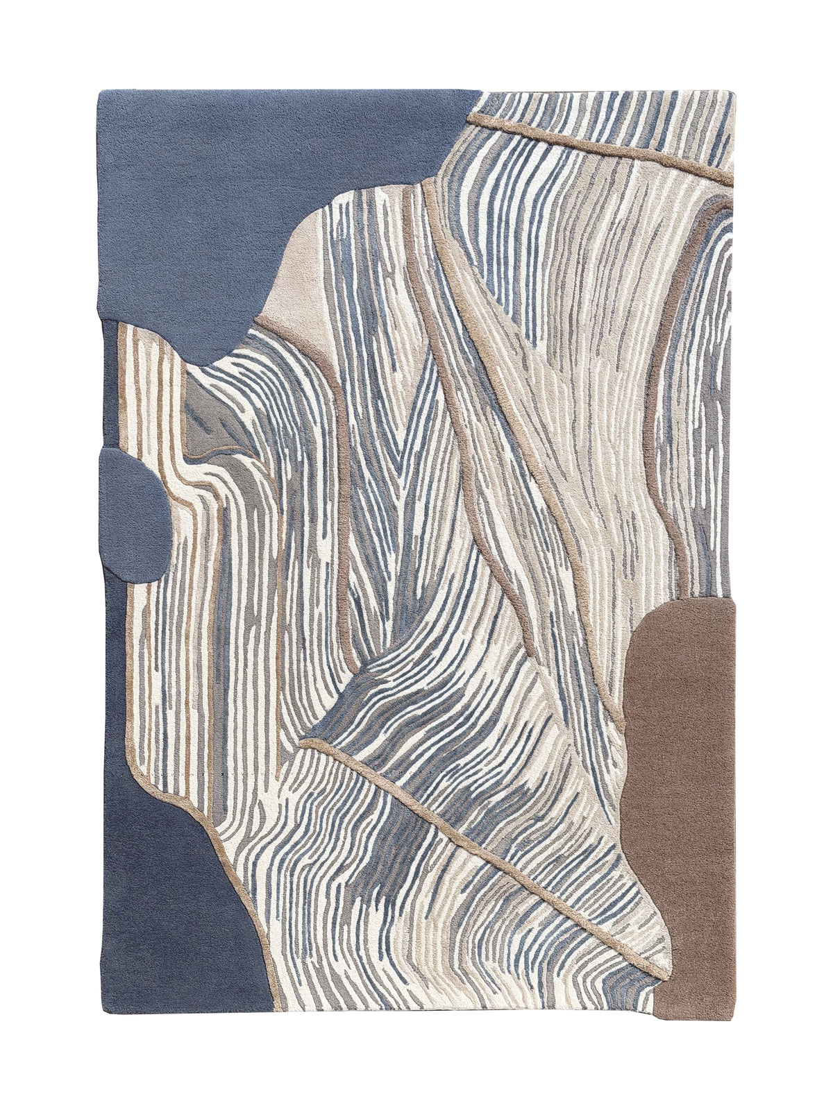 Composition abstraite de motifs sculptés et aplats bleu acier, crème et brun en laine et viscose sur ce tapis fait main