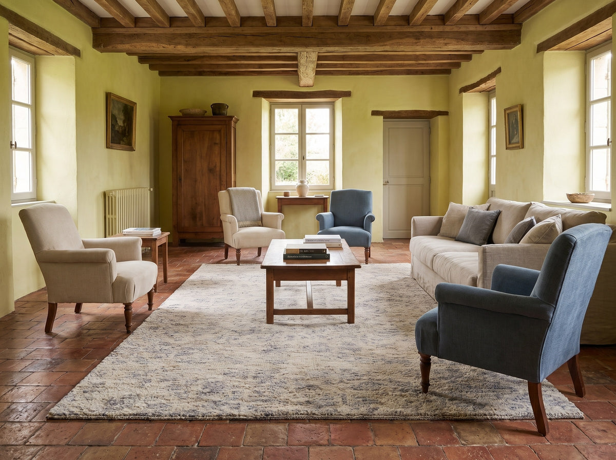 Inspiration déco : Tapis Laine & Viscose Crème et Gris Bleu - Ricordo dans un salon de longère aux tomettes anciennes