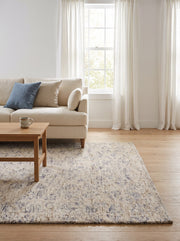 Woll-Viskose-Teppich Creme & Blaugrau - Ricordo im Wohnzimmer einer hellen Neubauwohnung mit hellem Eichenparkett