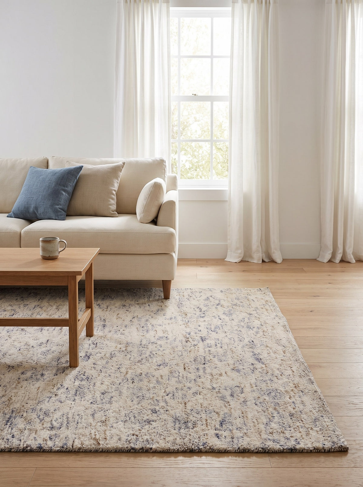 Woll-Viskose-Teppich Creme & Blaugrau - Ricordo im Wohnzimmer einer hellen Neubauwohnung mit hellem Eichenparkett
