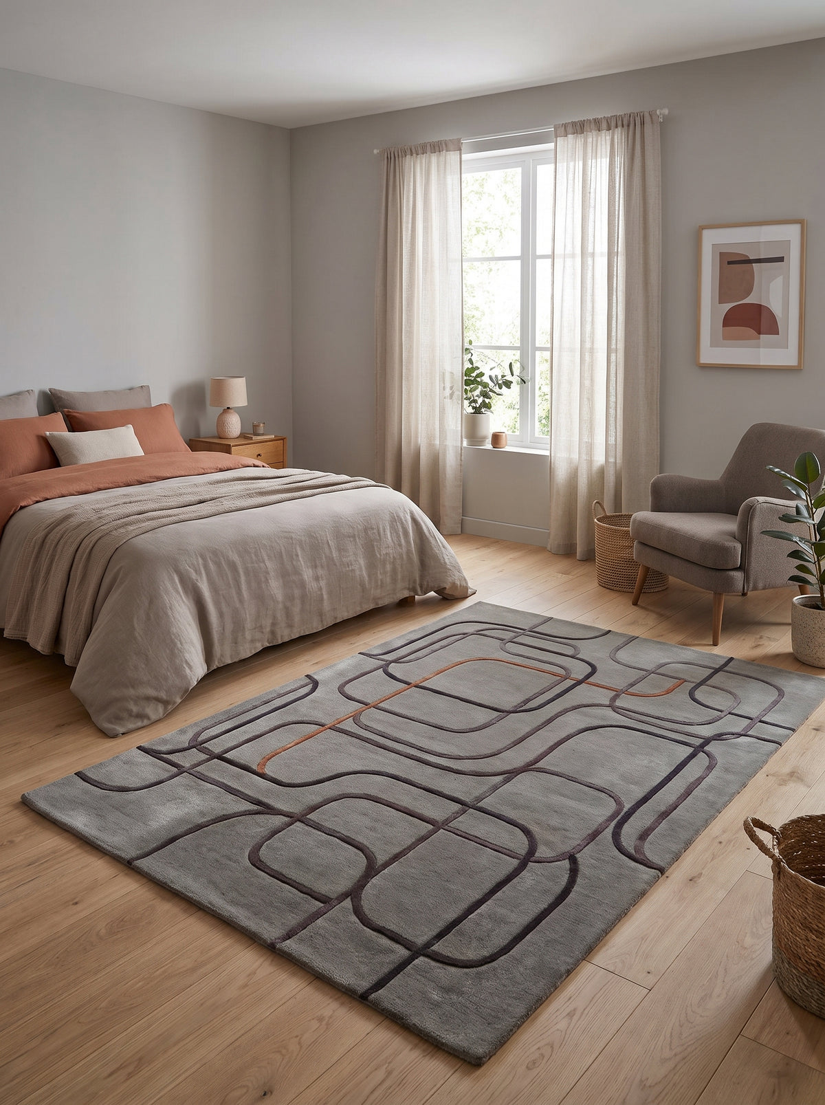 Dans une chambre, un tapis gris en laine et viscose tufté main, à motifs de pistes anthracite et cuivre en relief