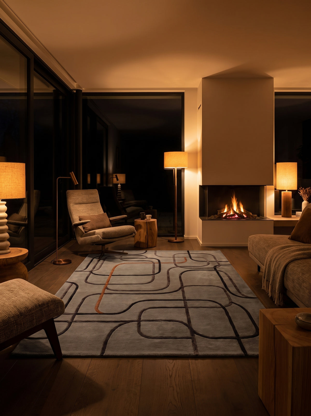 Gris, anthracite et cuivre pour ce tapis laine et viscose aux pistes en relief dans un salon de nuit