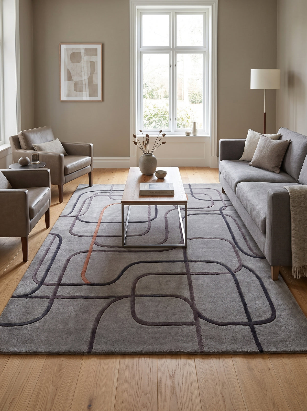 Motifs linéaires en relief anthracite et cuivre sur un tapis gris en laine et viscose, dans un salon moderne